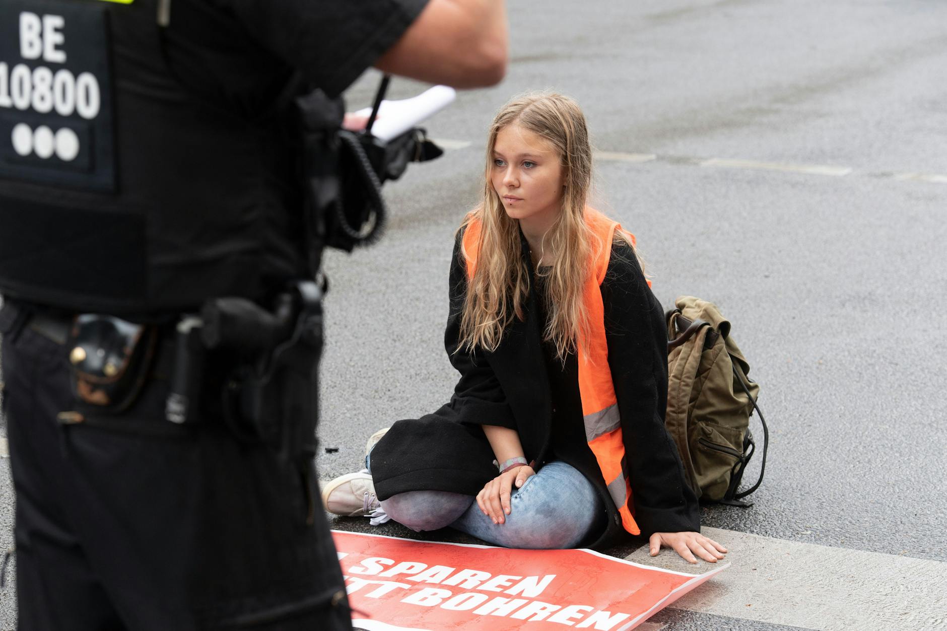 Eine Klimaschutz-Demonstrantin hat sich auf der Fahrbahn selbst angeklebt.