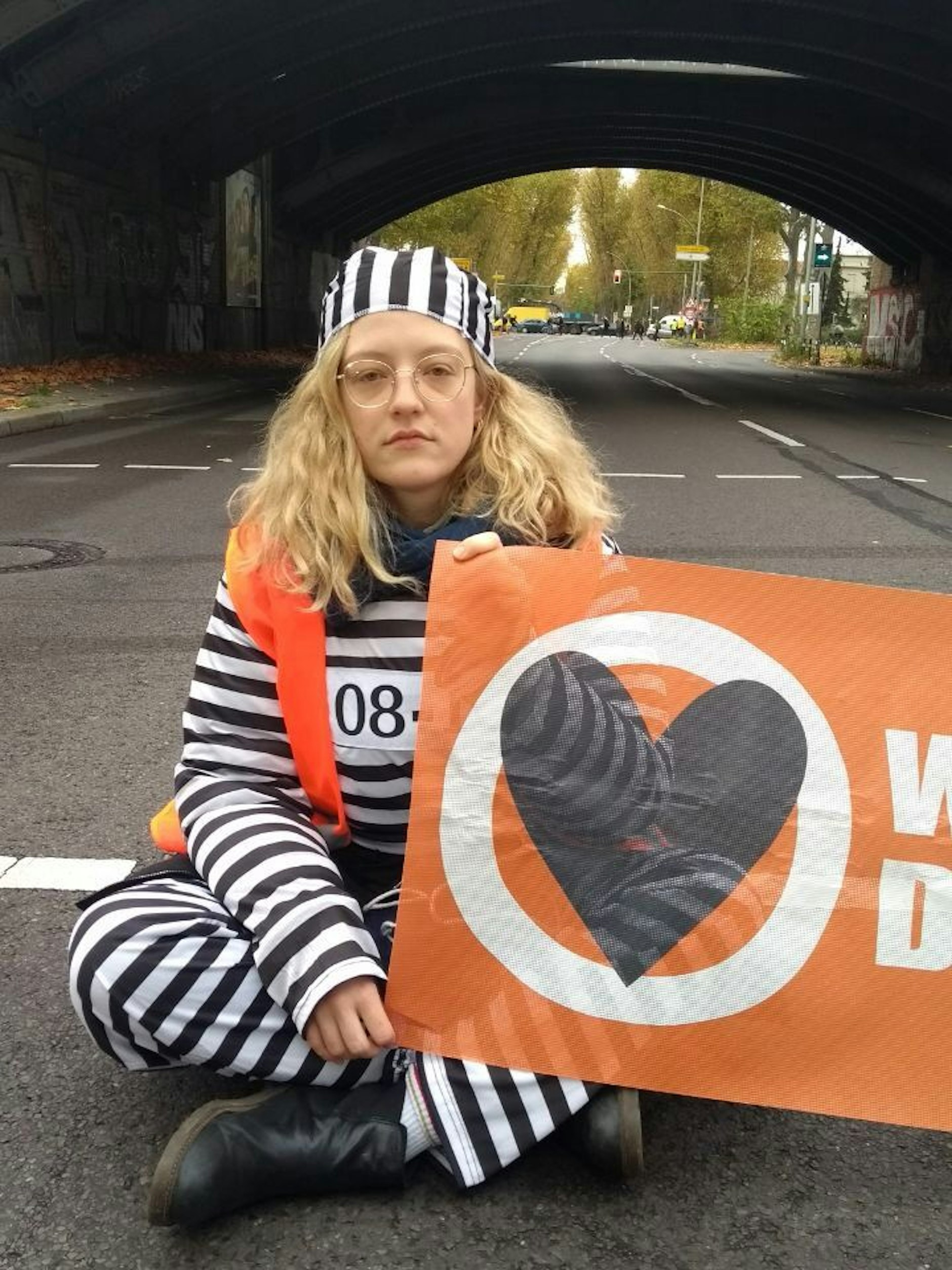 Motto der Klima-Kleberin: Unsere Mitstreitenden sind im Gefängnis, der Protest in <a href="https://twitter.com/hashtag/Berlin?src=hashtag_click">Berlin</a> geht weiter.