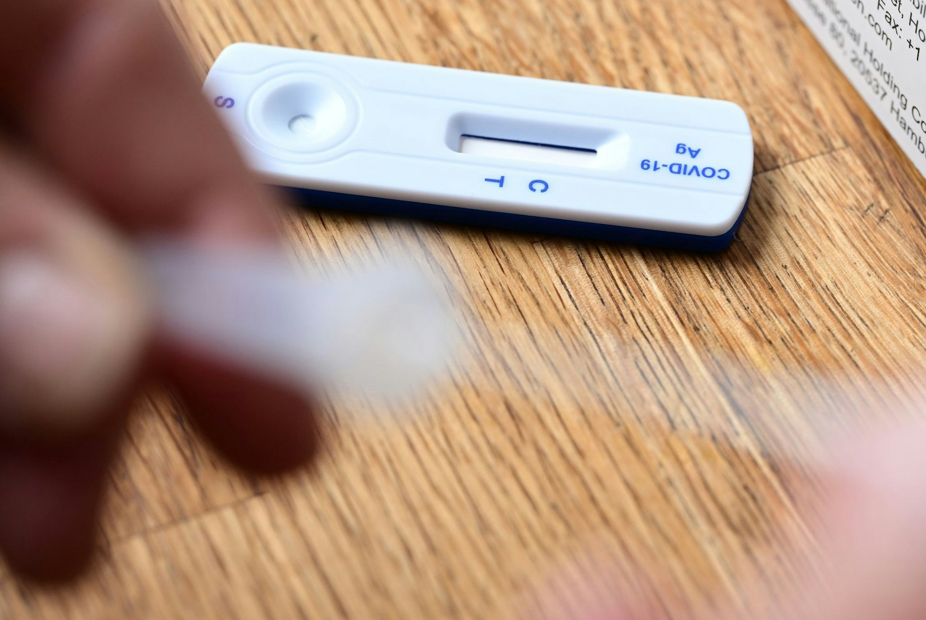 ARCHIV - Mehrere Indiktaoren deuten darauf hin, dass die Corona-Herbstwelle einen Dämpfer bekommen hat.  