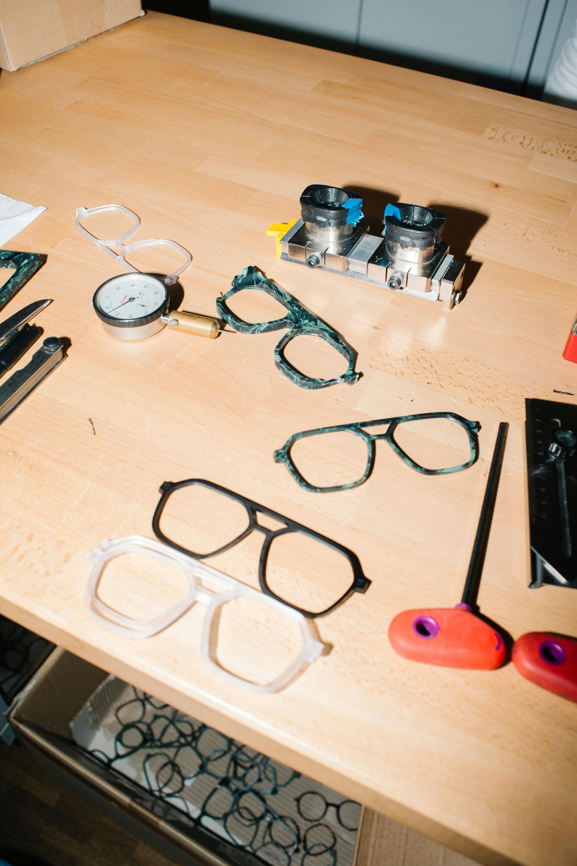 Brillen-Rohlinge liegen auf der Werkbank in der Ritterstraße.