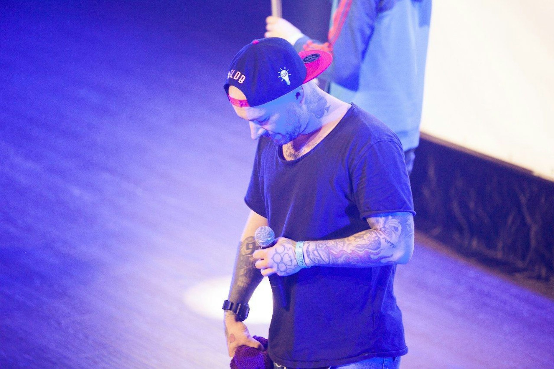 Der Hetz-Rapper Schokk, hier bei einem Auftritt, bittet Wladimir Putin um politisches Asyl in Russland.&nbsp;