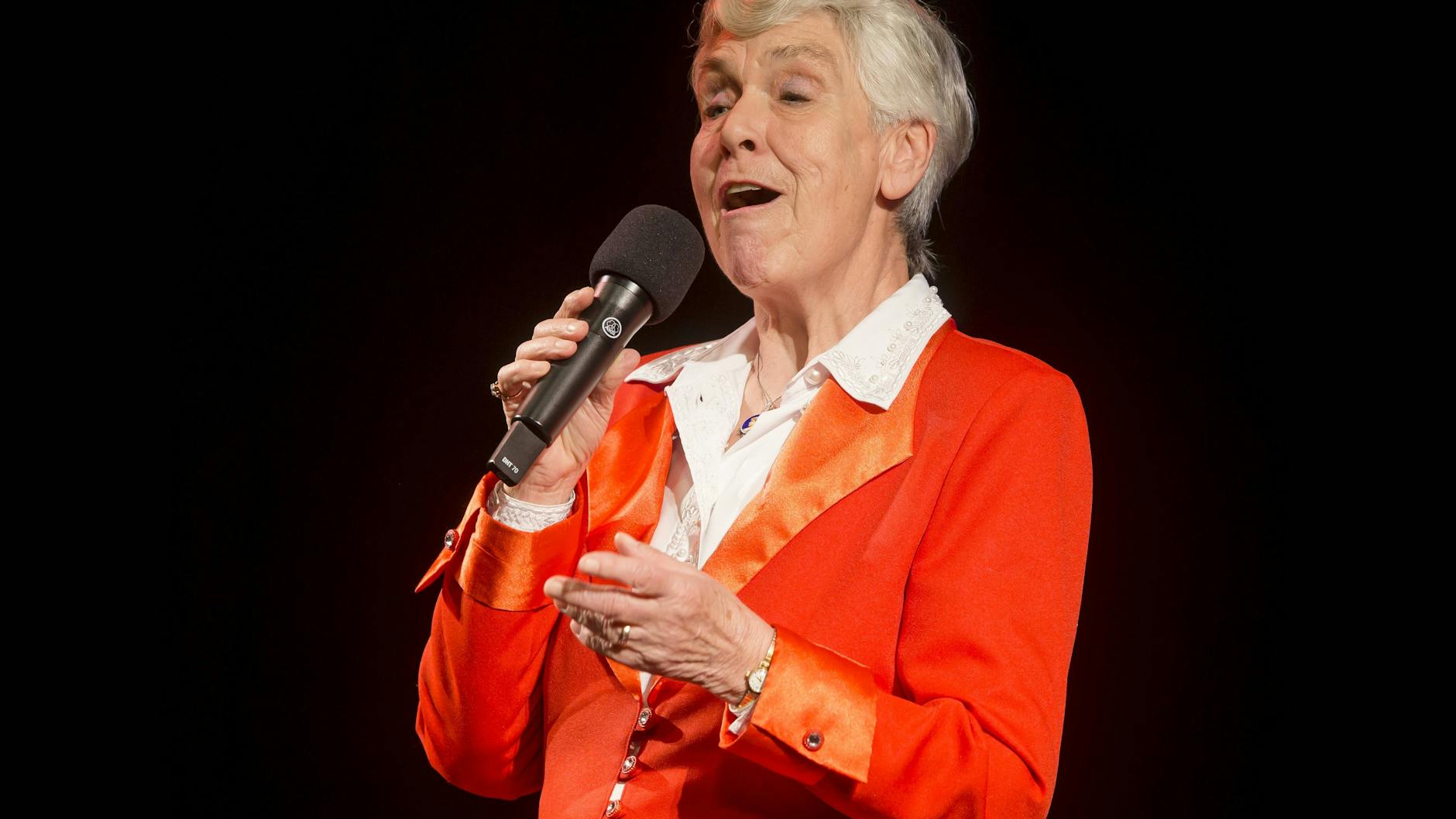 Noch im hohen Alter trat Julia Axen auf – hier im Stadtkulturhaus Freital (2015).