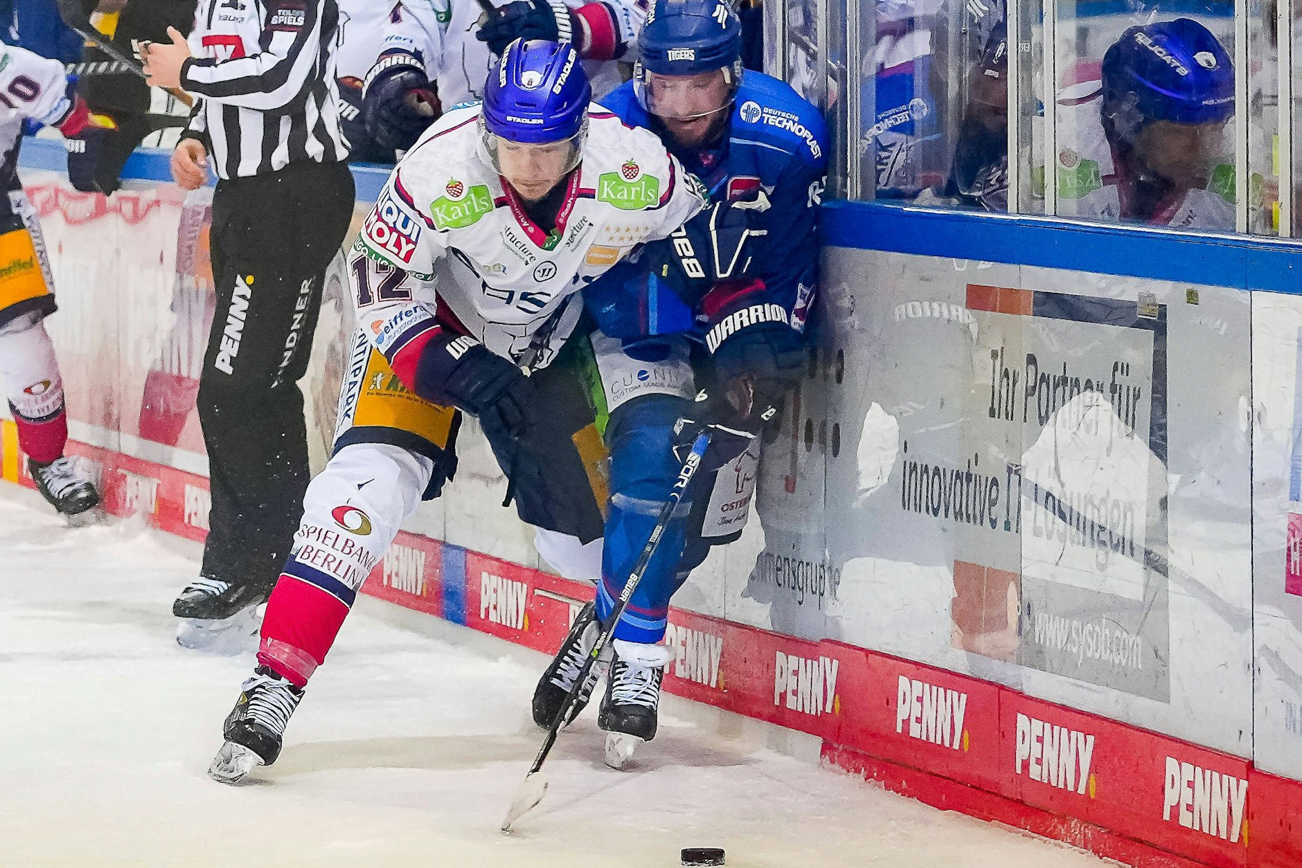 Eisbär Eric Mik (l.) nagelt Straubings Travis Turnbull an die Bande, freut sich schon mal auf das Nationalteam.