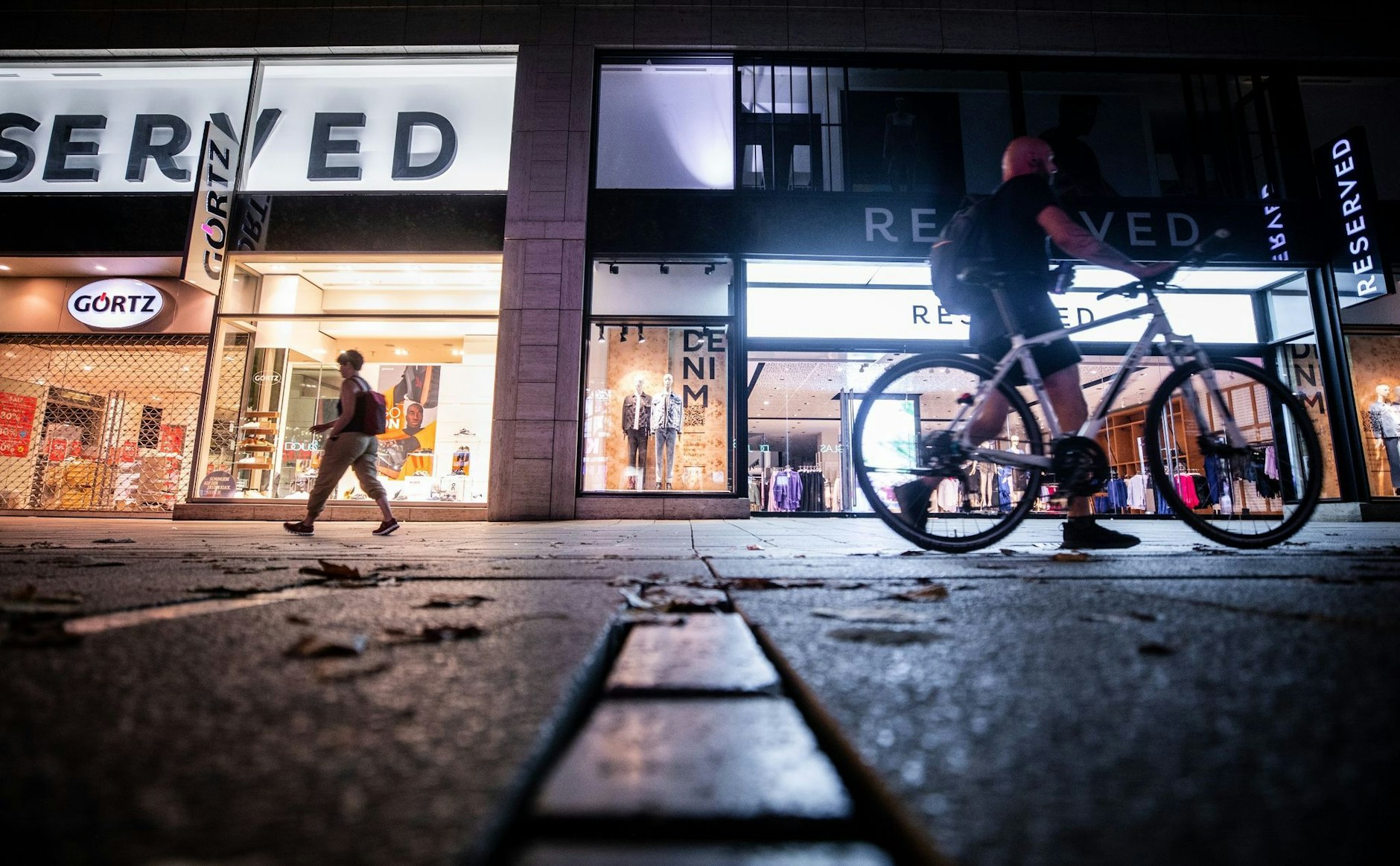 ARCHIV - Geschäfte an der Stuttgarter Königstraße.  