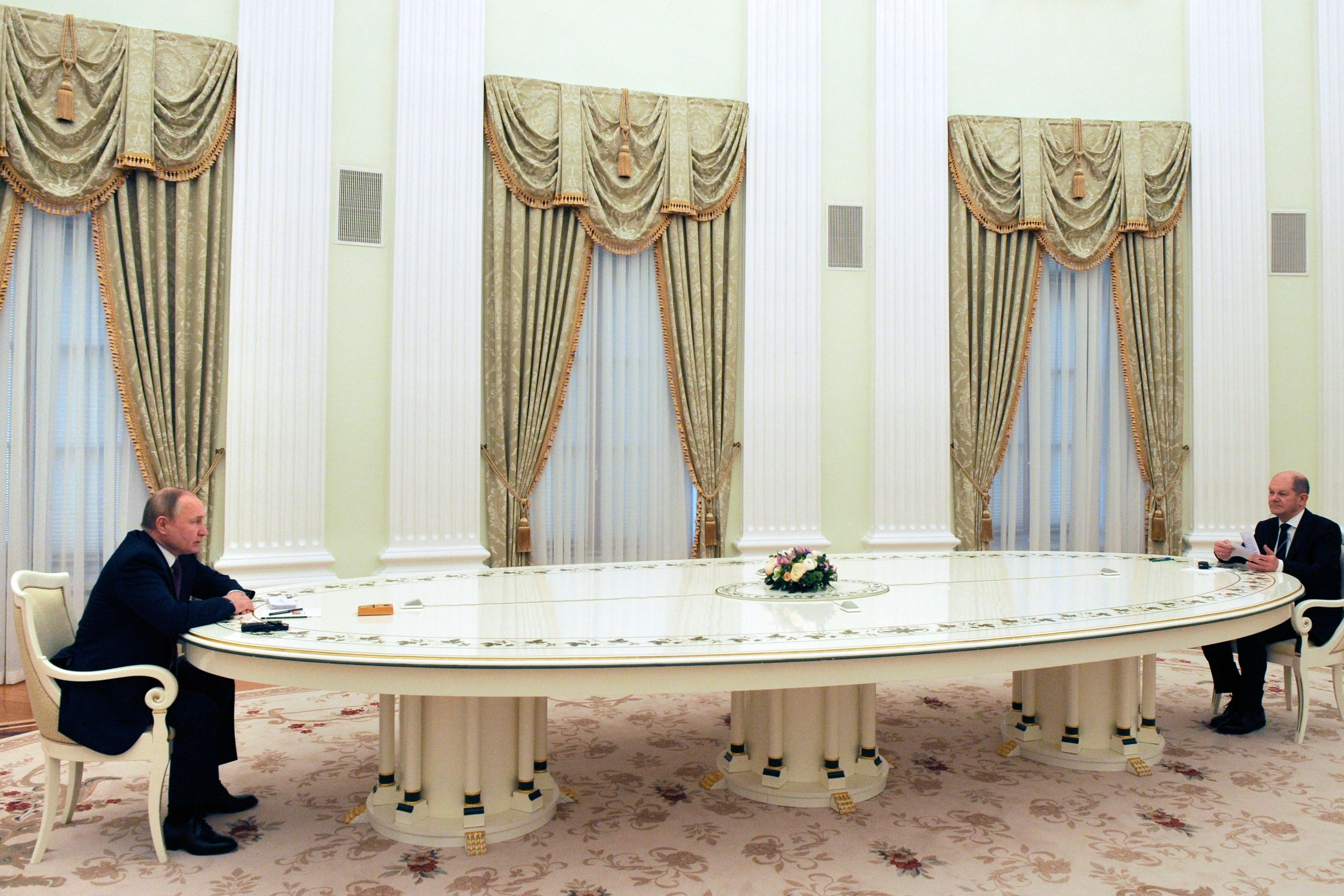 15. Februar 2022: Olaf Scholz (rechts) und Wladimir Putin (links) während eines Gesprächs im Kreml in Moskau.