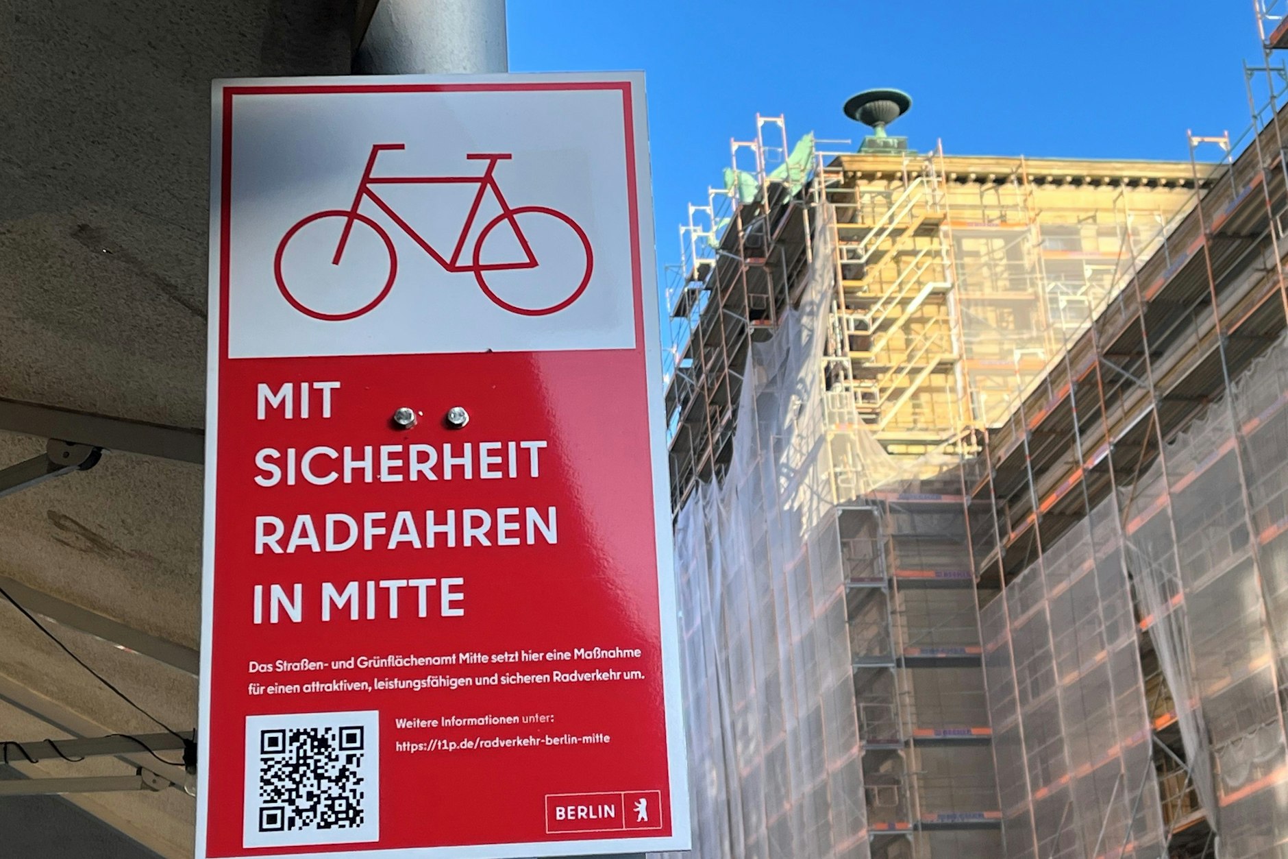 Die Charlottenstraße rund um den Gendarmenmarkt (rechts das Konzerthaus) wird zur Fahrradstraße. Schilder weisen auf das Projekt hin – das wie die Sperrung der Friedrichstraße in der Kritik steht.