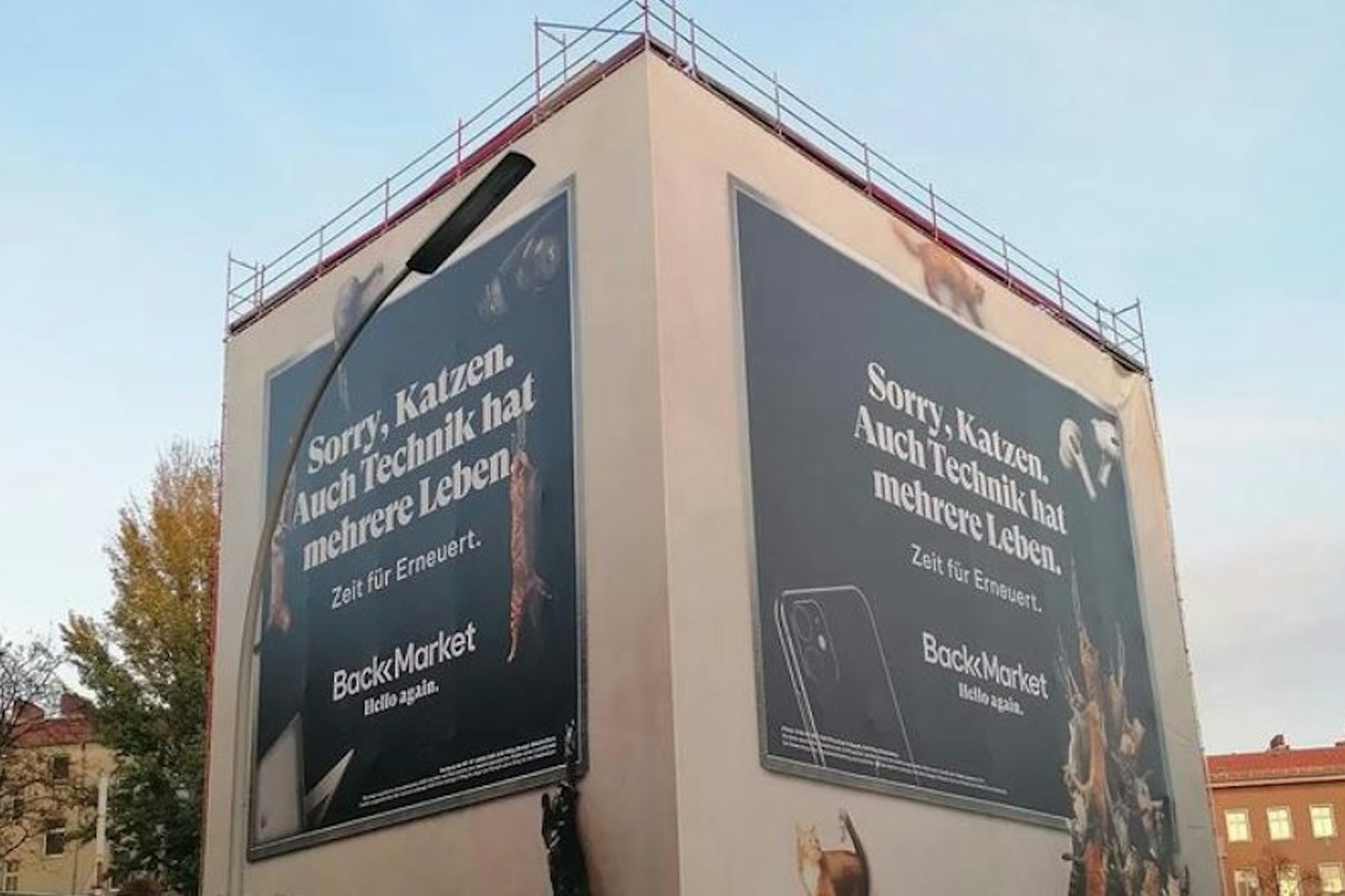 Kaum zu glauben: In der Berliner Sonnenallee ärgern sich die Bewohner über dieses Werbeplakat an ihrem Haus.