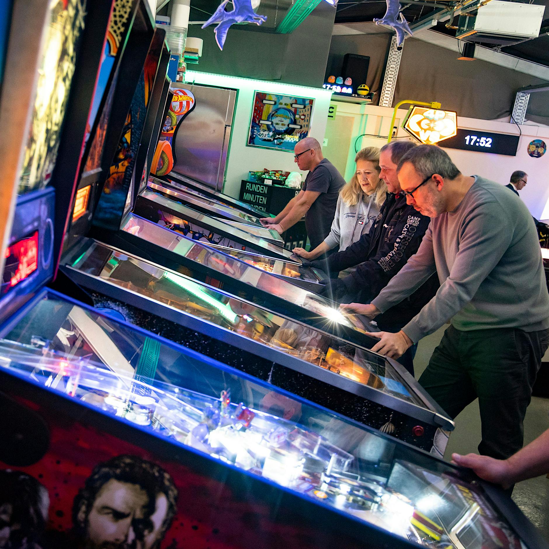 Obst und Spiele: Zu Besuch in der größten Flipperhalle von Berlin