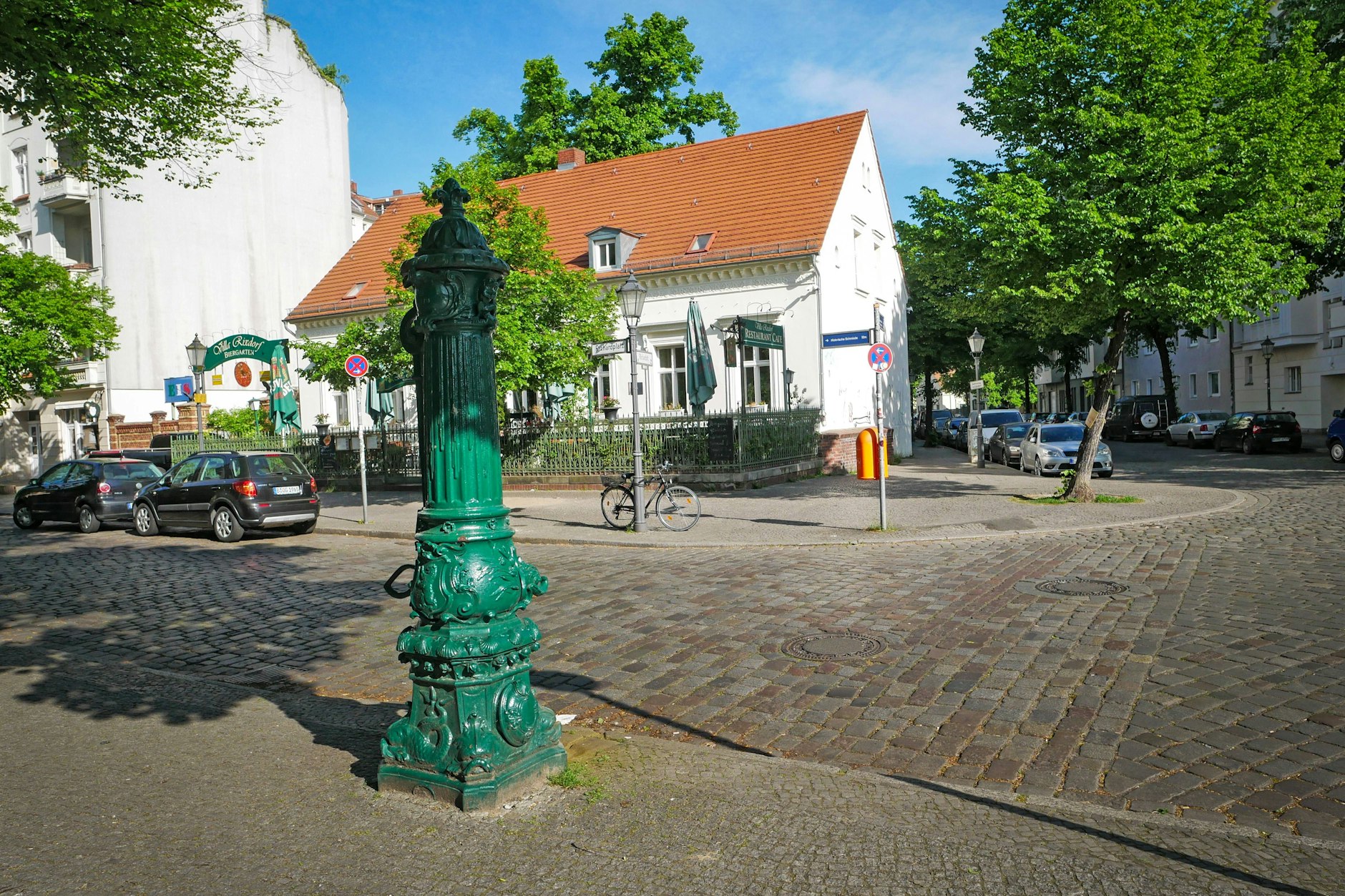 Bei Zusammenbruch der Wasserversorgung gibt es nur noch öffentliche Brunnen und Pumpen.