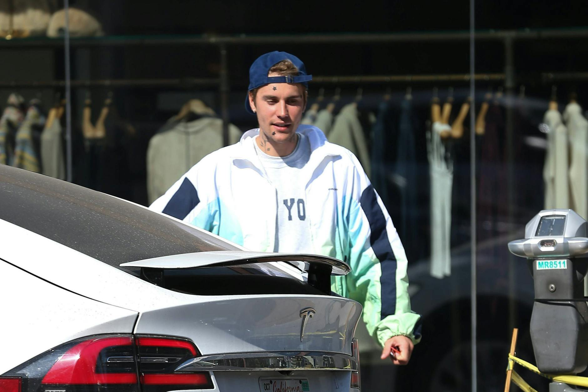 Justin Bieber trägt Stern-Sticker im Gesicht.