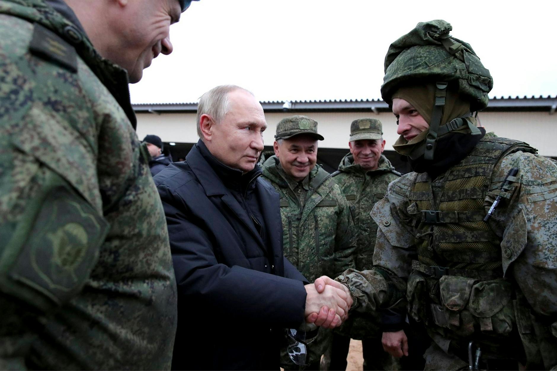 Putin zu Besuch bei russischen Soldaten: Die Verluste in manchen Einheiten sind riesig.