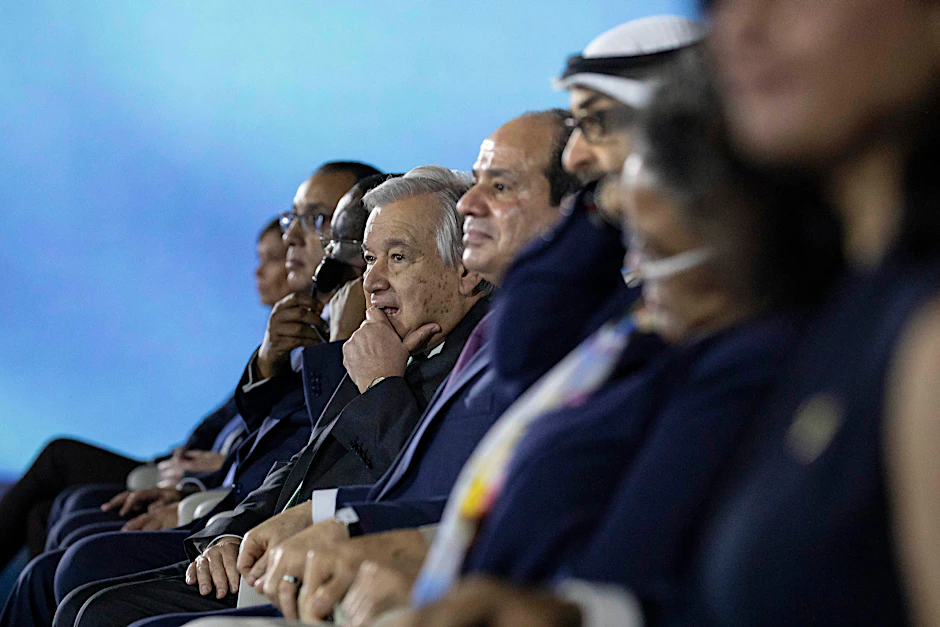 Ägypten, 7. November 2022: Muhammad bin Zayid Al Nahyan (r.), Präsident der Vereinigten Arabischen Emirate, Abdel Fattah al-Sisi (2. v. r), Präsident von Ägypten, und António Guterres (Mitte), Generalsekretär der Vereinten Nationen, nehmen an der Eröffnung des Klimagipfels teil.