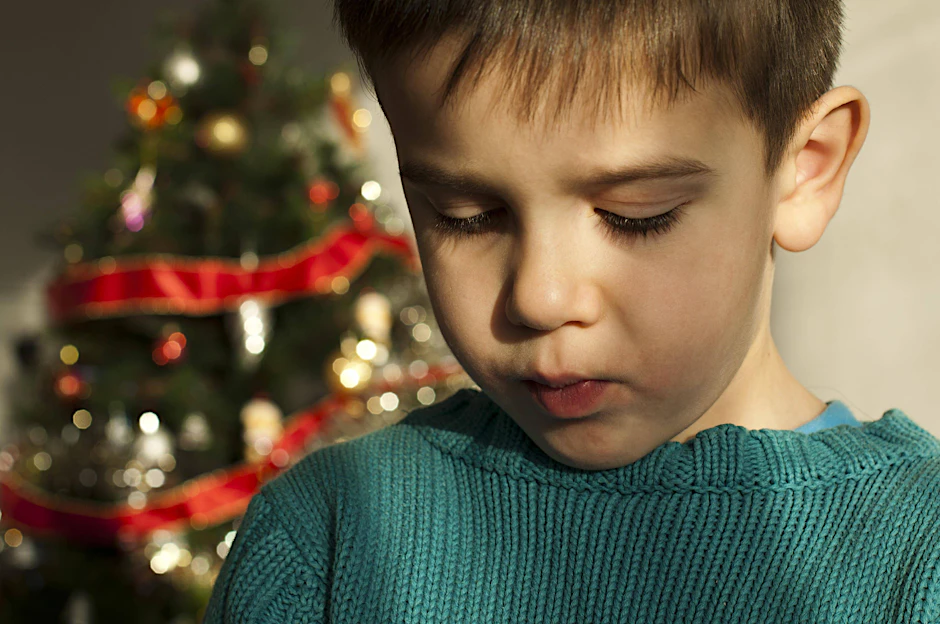Trauriges Kind an Weihnachten