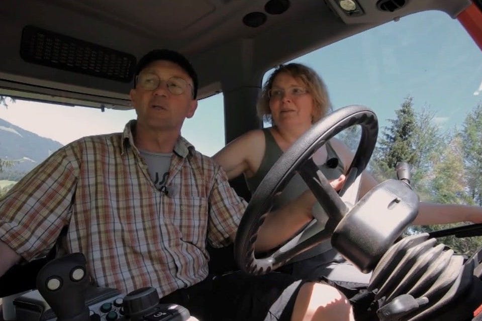 Beim Traktorfahren weist „Bauer sucht Frau“-Kandidat Martin die Annäherungen von Carola zurück.