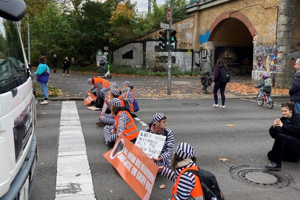 Klimaaktivisten haben am Montagmorgen die Puschkinallee dichtgemacht.