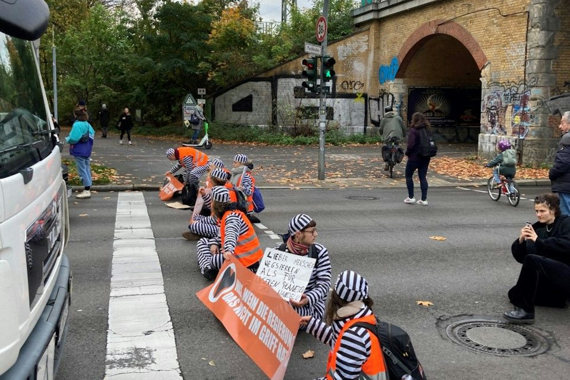 Klimaaktivisten haben am Montagmorgen die Puschkinallee dichtgemacht.