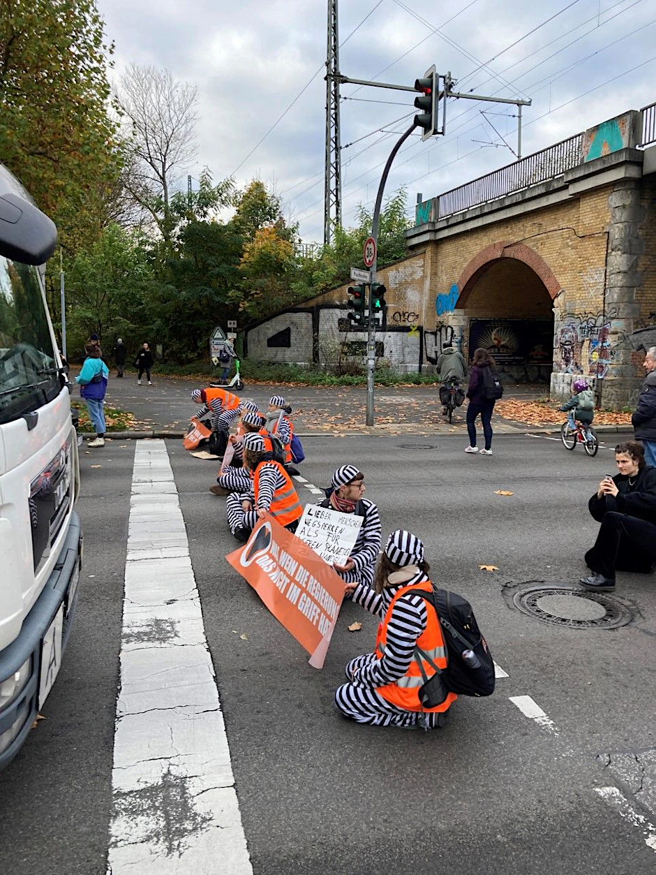 Klimaaktivisten haben am Montagmorgen die Puschkinallee dichtgemacht.