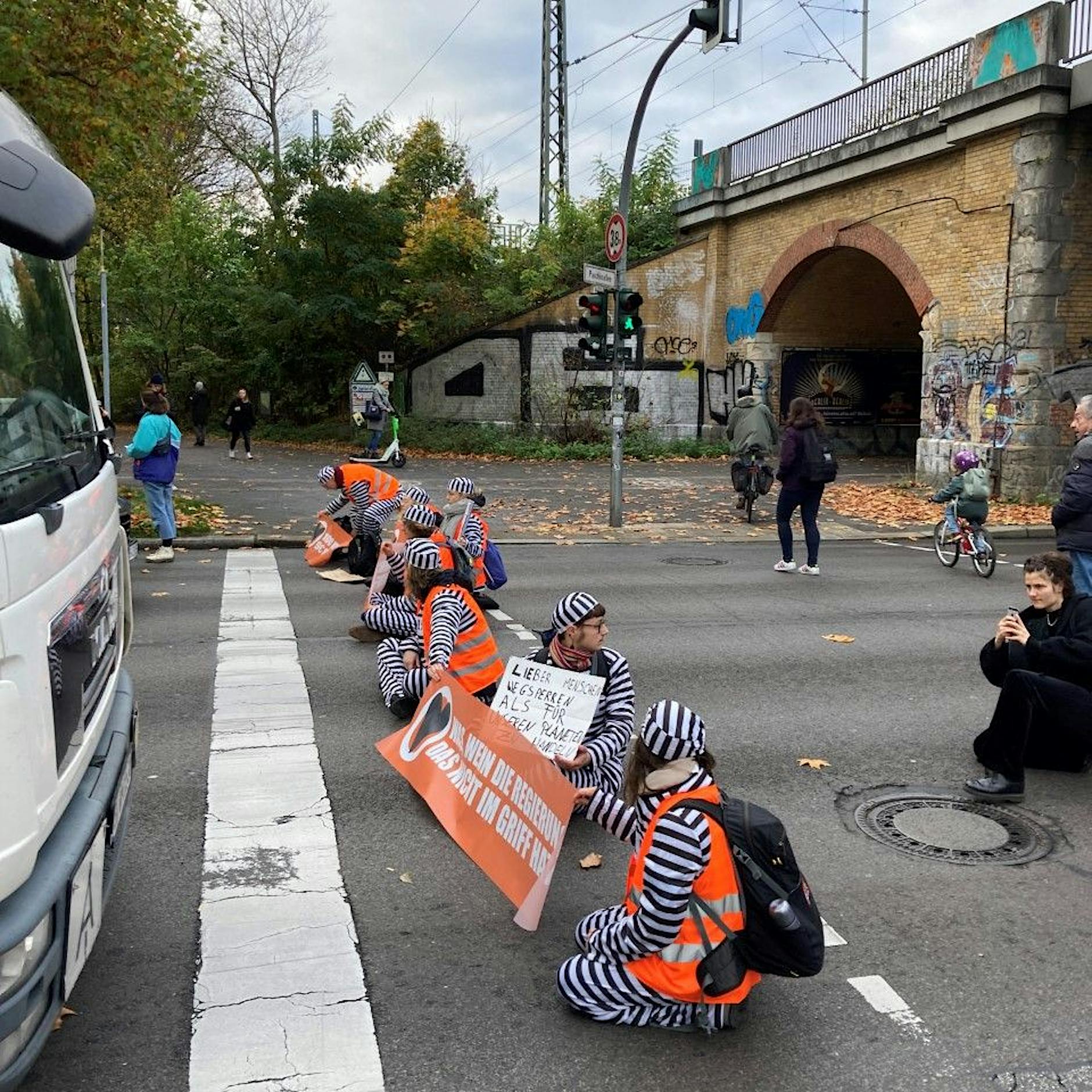 „Letzte Generation“: Blockaden in Häftlingskleidung zum Wochenstart