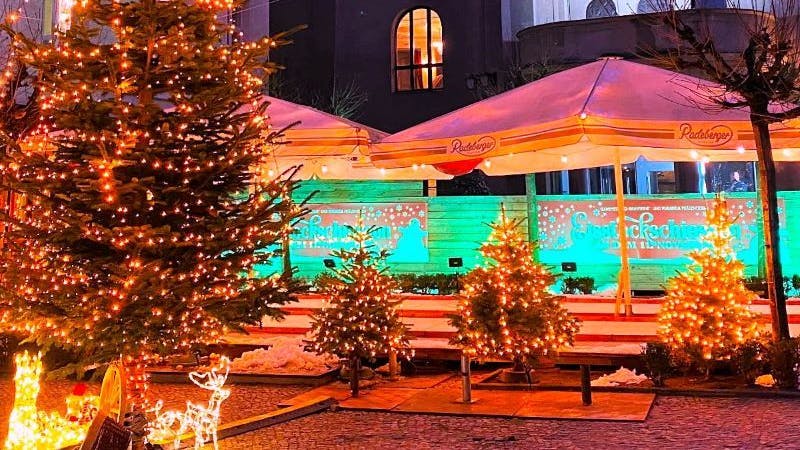 Eisstockschießen - unser frostig fröhlicher Gute-Laune-Garant mit Teamcharakter für Ihren Einstieg in die Berliner Weihnachtszeit in Berlins Mitte/Friedrichstraße direkt am Berliner Ensemble.