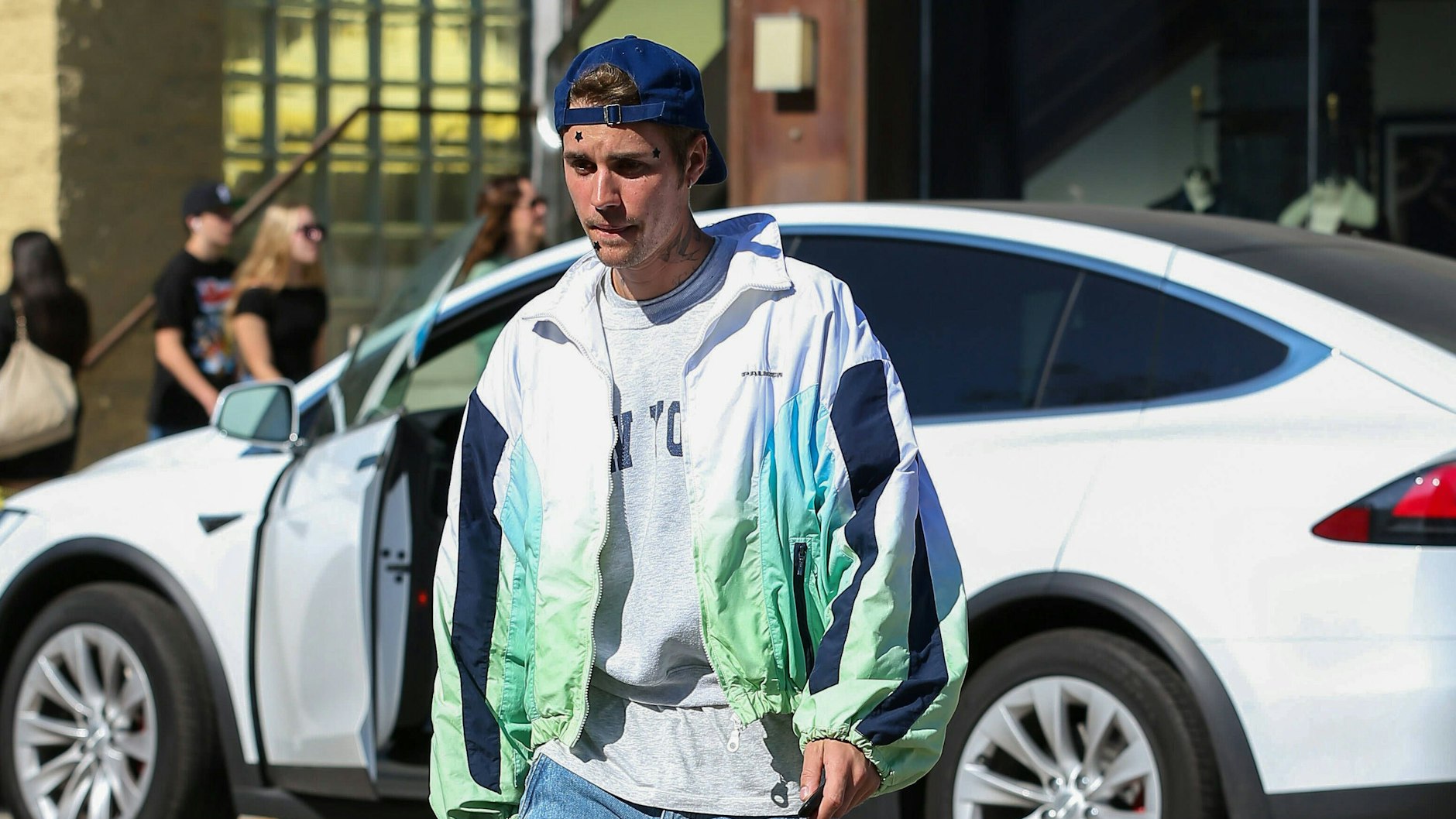 Auch über der linken Augenbraue hat Justin Bieber einen Stern.