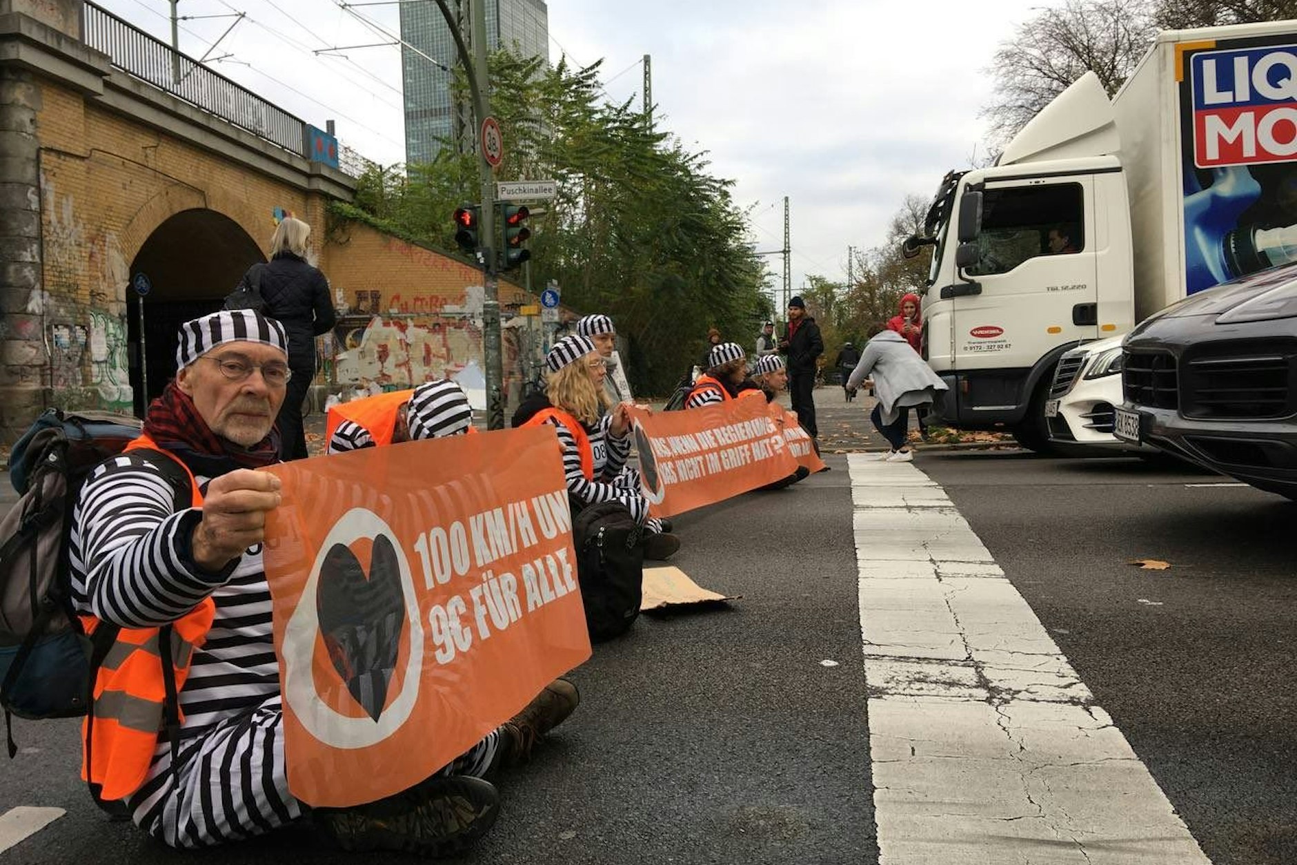 Am Montag gab es wieder Straßenblockaden in Berlin. Die Klima-Kleber trugen Sträflingskleidung.
