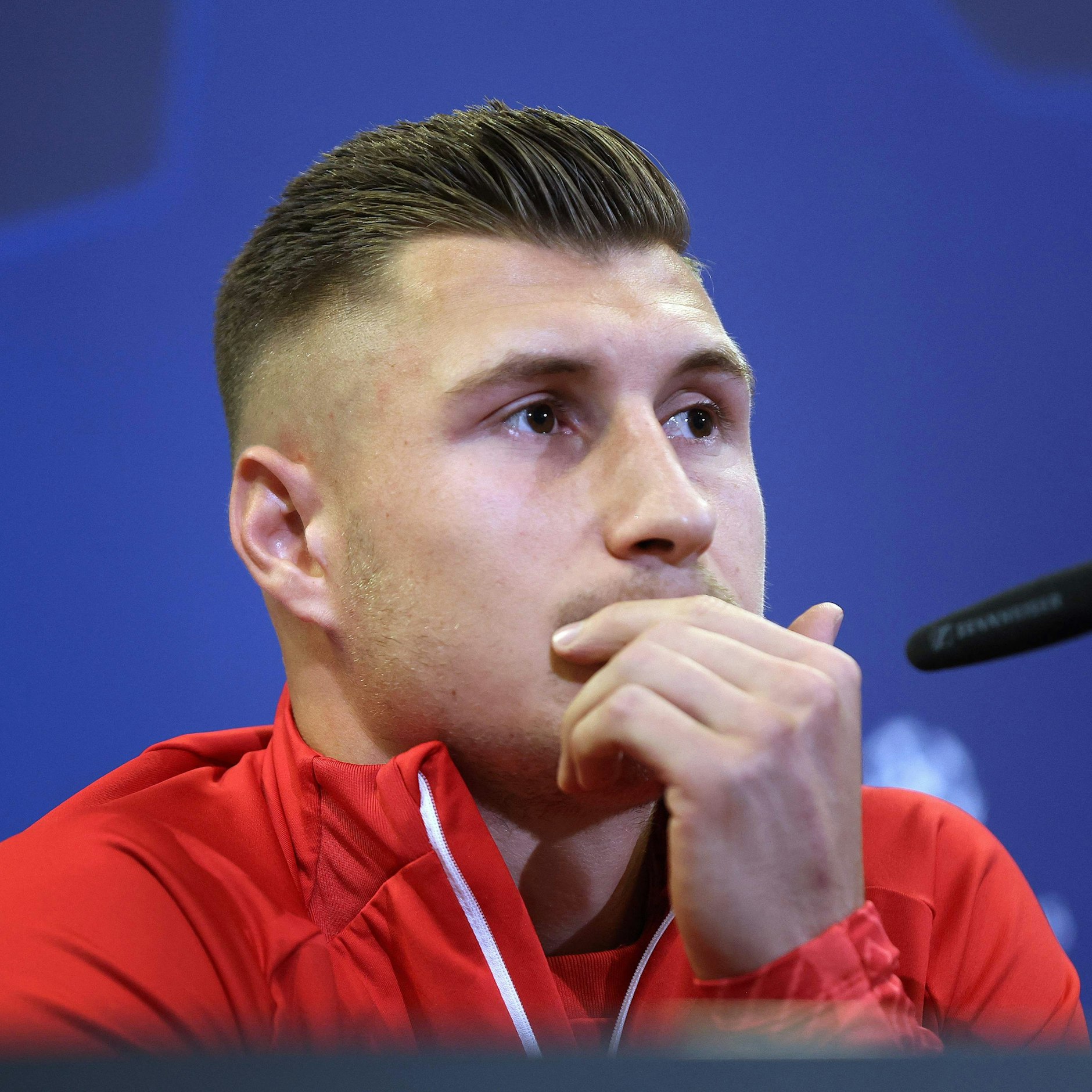 Leipzigs Kapitän Willi Orban ist nicht ganz glücklich mit dem Los. Manchester City ist der Gegner.