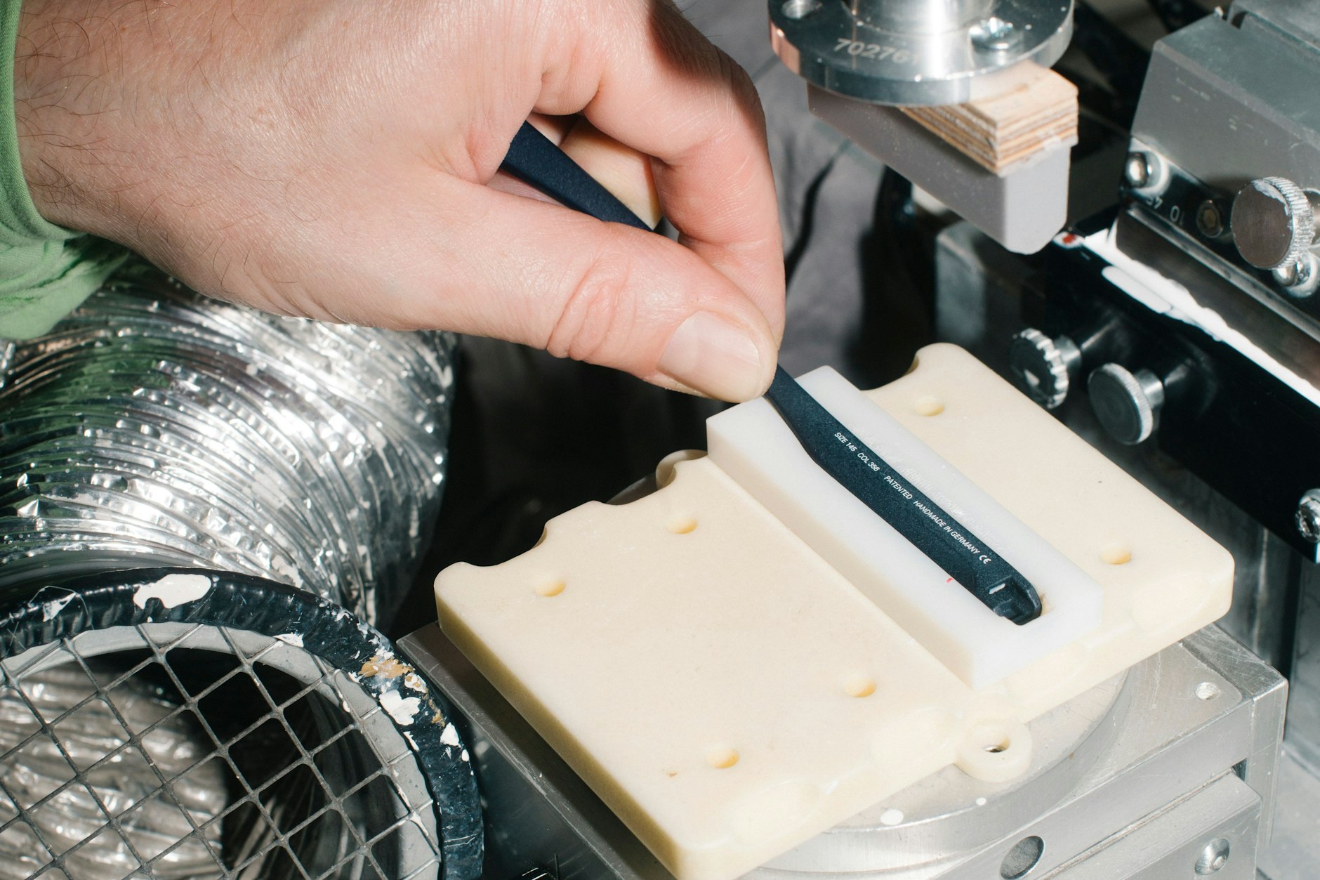 Die Brillenproduktion ist ein aufwendiger Prozess, der viele Dutzend Arbeitsschritte beinhaltet.