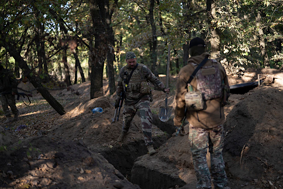 Ukrainische Soldaten überprüften vor wenigen Tagen die von russischen Soldaten ausgehobenen Schützengräben.