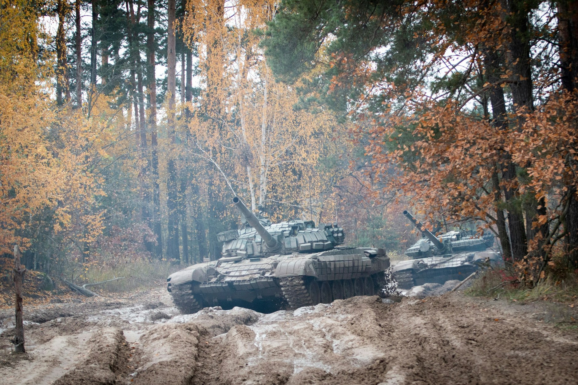 Ukrainische Soldaten führen mit erbeuteten russischen T-72-Panzern eine militärische Übung durch.