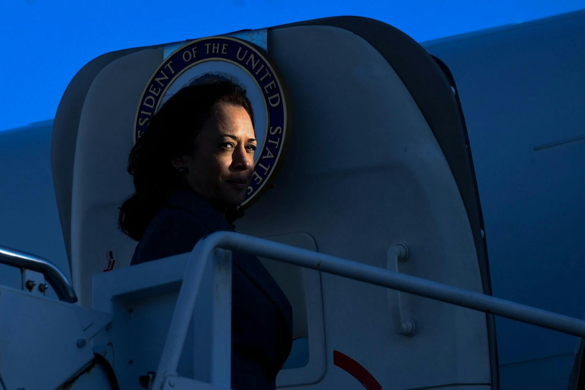 US-Vizepräsidentin Kamala Harris betritt in Chicago die Air Force Two.