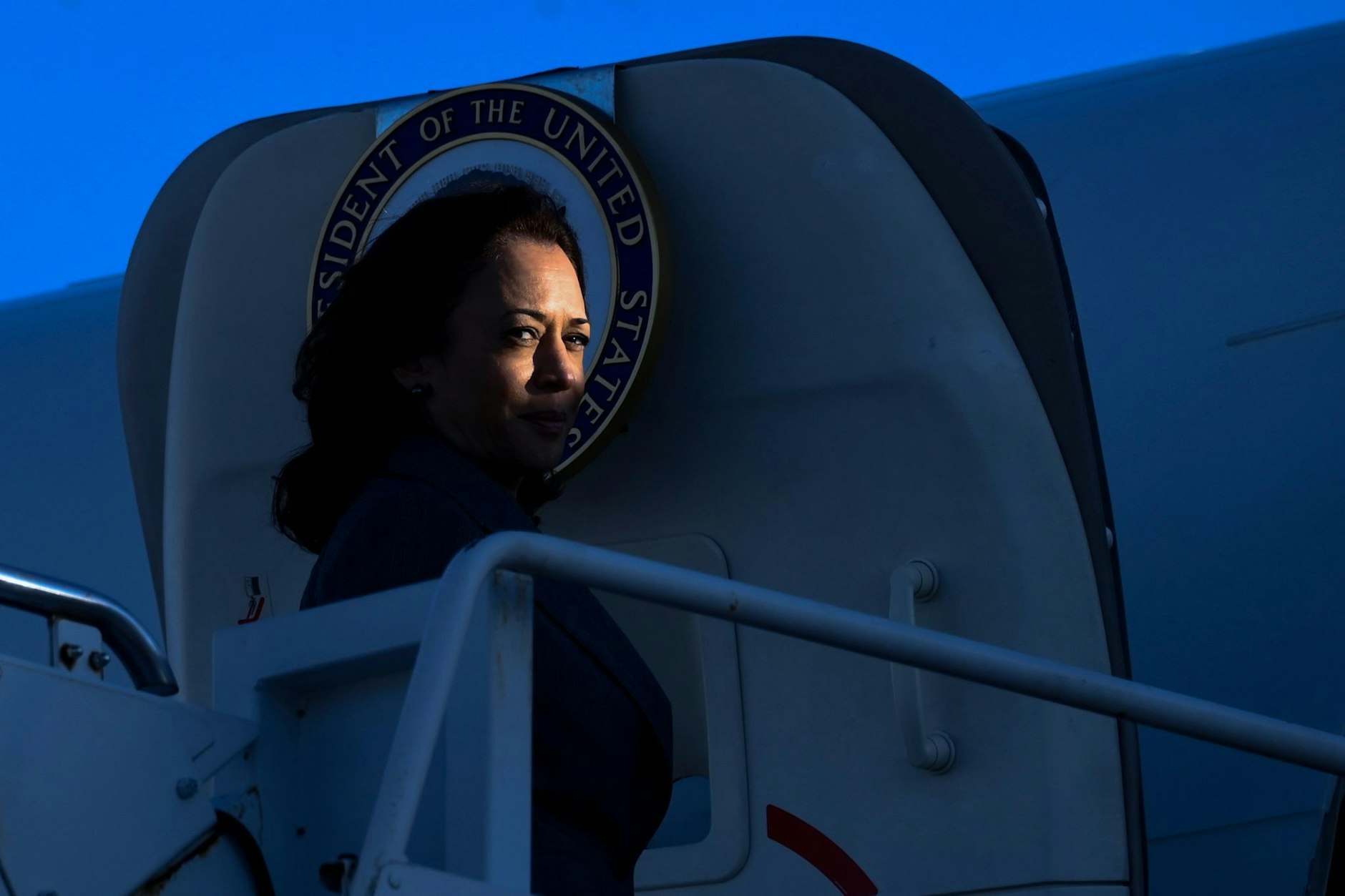 US-Vizepräsidentin Kamala Harris betritt in Chicago die Air Force Two.  