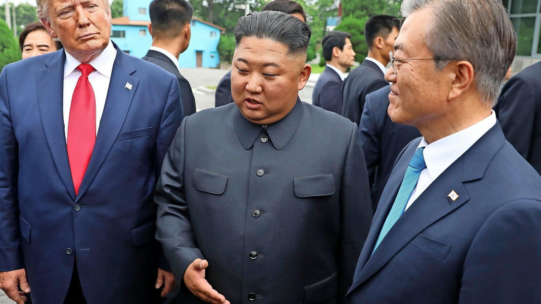 Südkoreas damaliger Präsident Moon Jae In (rechts) hatte die Hunde bei einem Gipfeltreffen vom Diktator des kommunistischen Nordkorea (Mitte) erhalten. Auch Donald Trump war dabei.