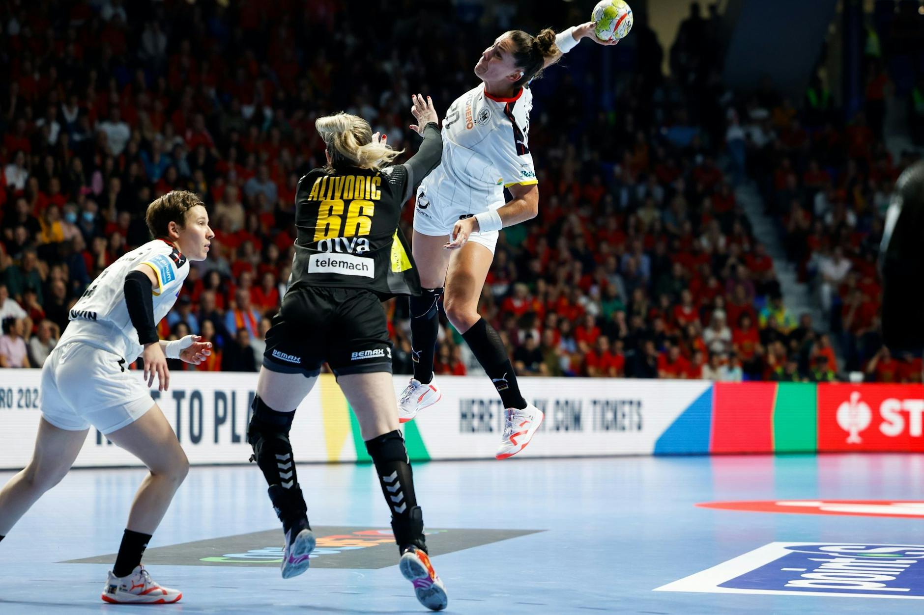Deutschlands Handballerinnen haben den vorzeitigen Einzug in die Hauptrunde der Europameisterschaft verpasst. Die DHB-Auswahl verlor ihr zweites Vorrundenspiel gegen Co-Gastgeber Montenegro mit 25:29. Hier sind Deutschlands Alina Grijseels (l) und Emily Bölk in Aktion gegen Montenegros Ema Alivodic.