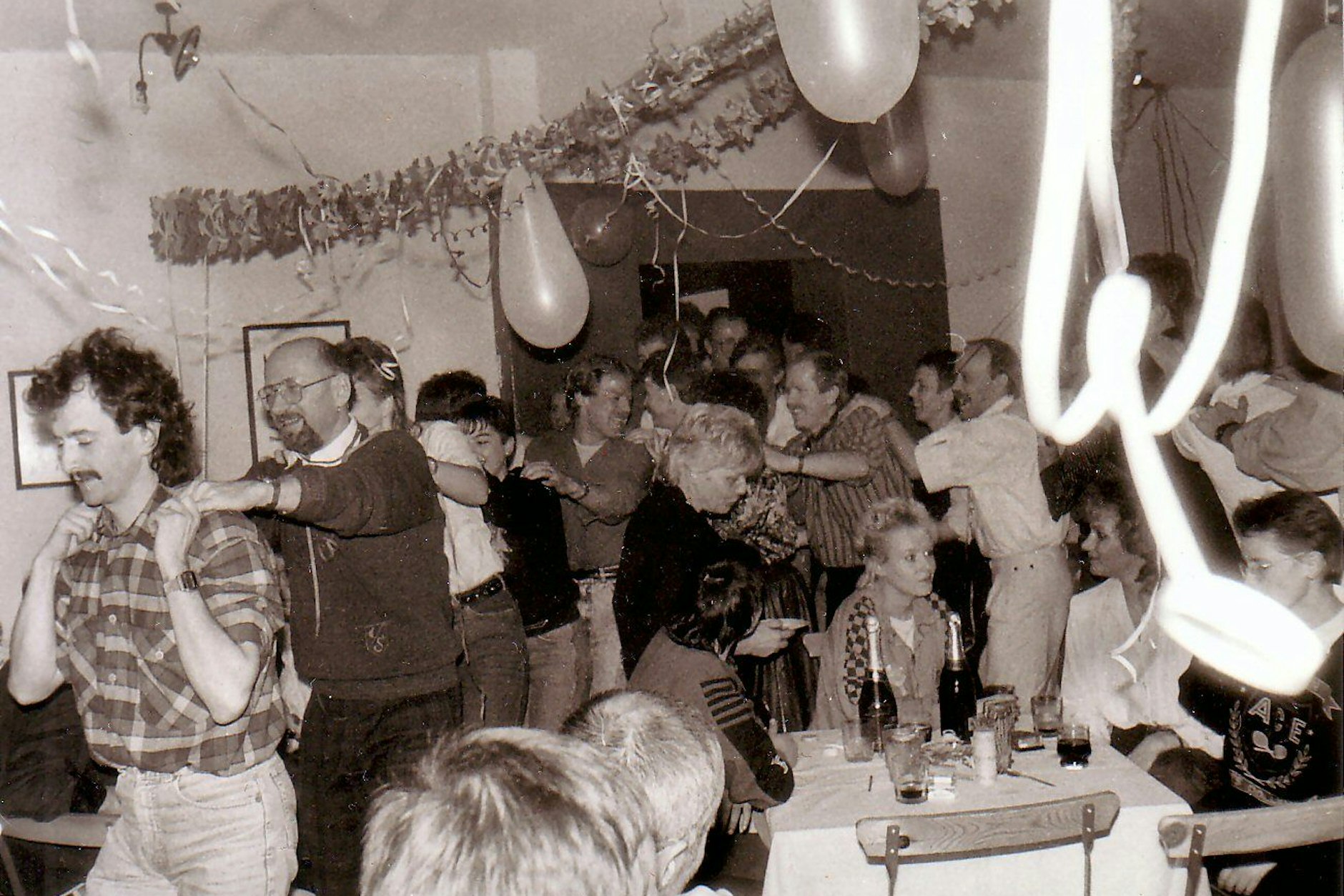 Silvesterparty im Sonntags-Club 1988/1989. Die Polonaise führt Peter Rausch an.