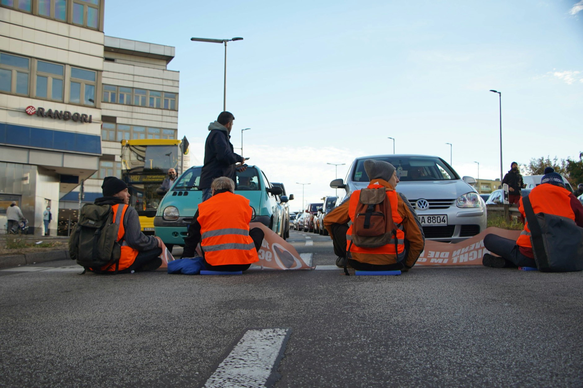 Wie hier in Steglitz blockieren die Klima-Kleber regelmäßig Aus- und Auffahrten der Berliner Stadtautobahn.