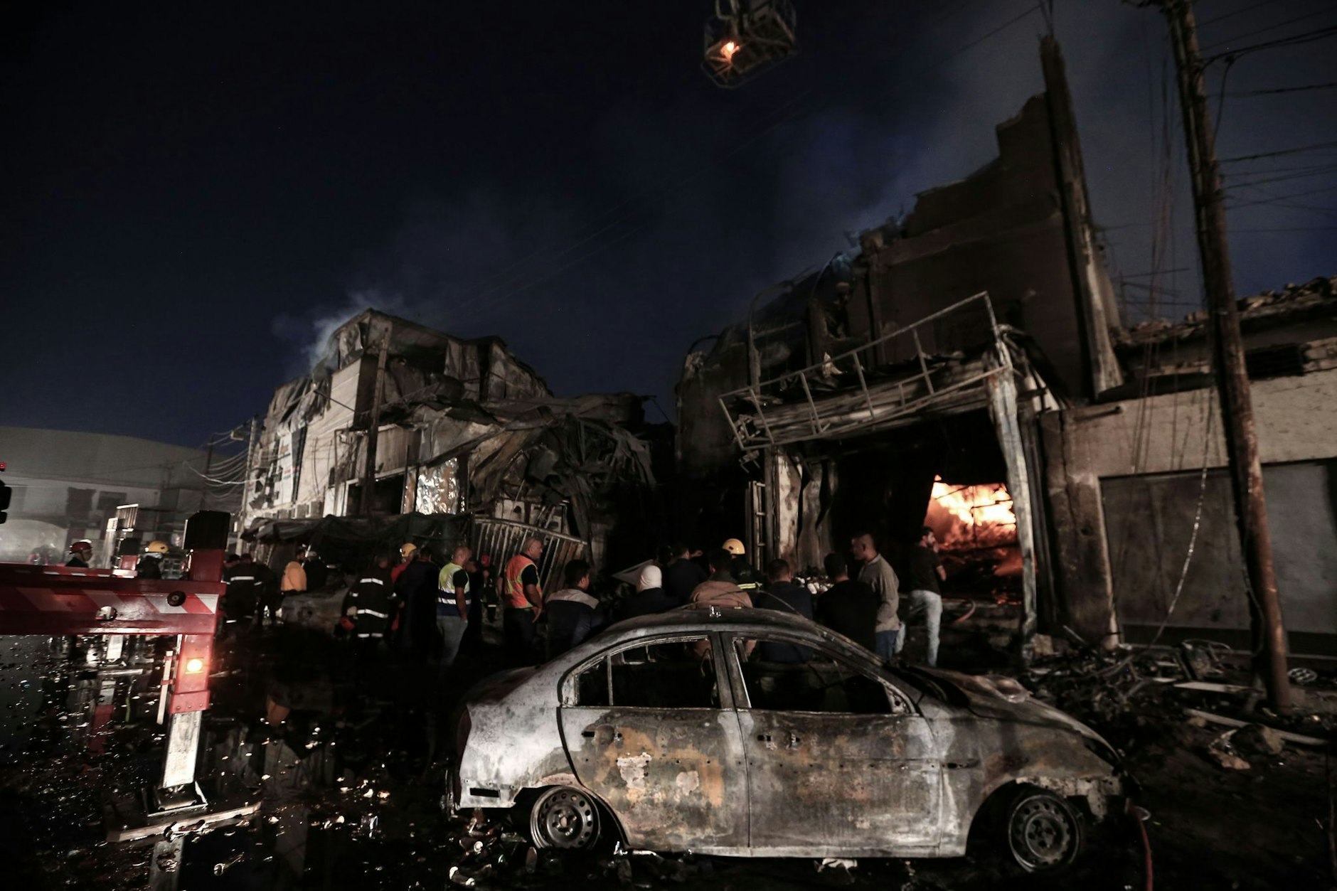 In Iraks Hauptstadt Bagdad ist ein Gebäude ausgebrannt. Dabei wurden mehrere Menschen verletzt, darunter auch Mitglieder des Zivilschutzes.  