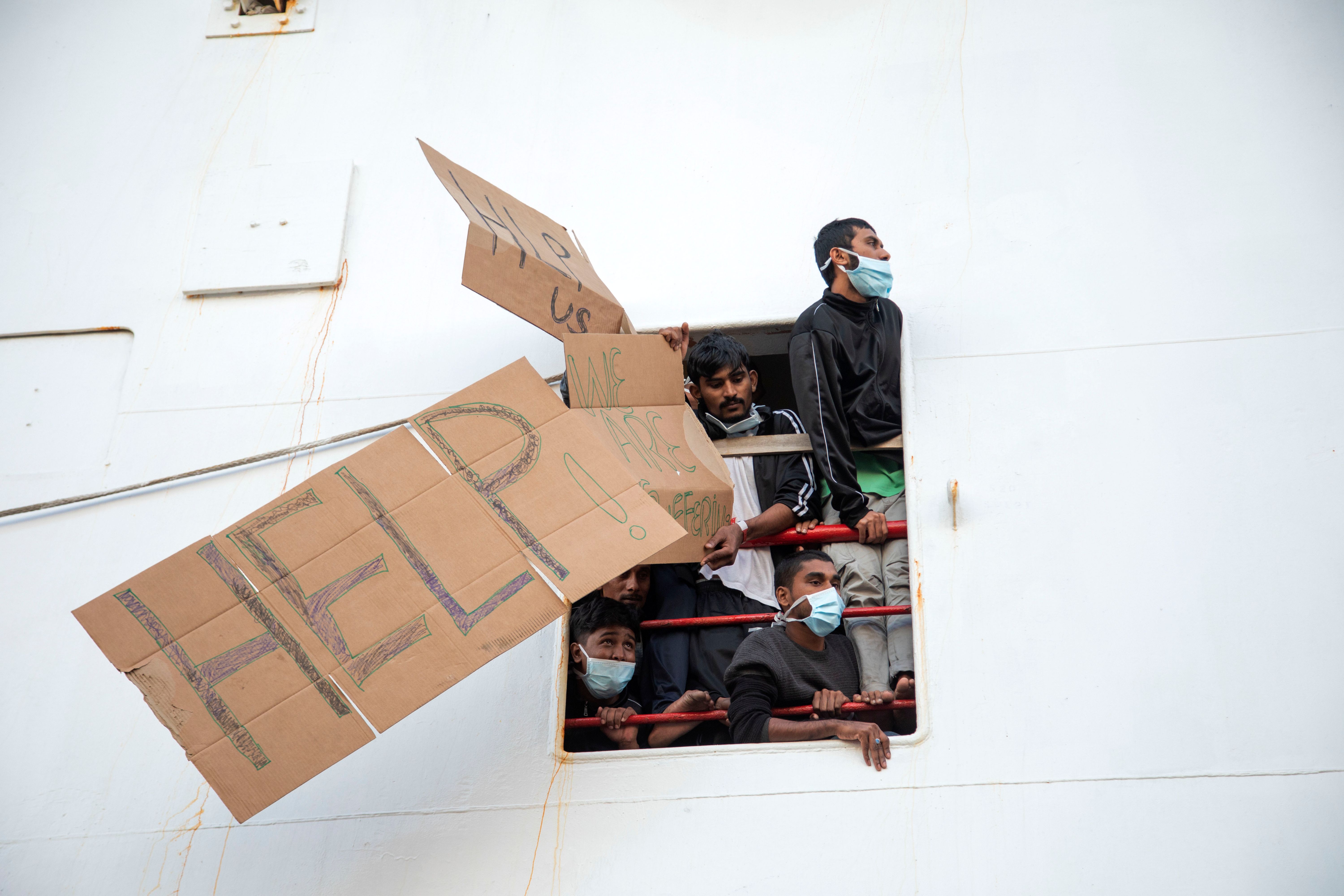 Image - Aus dem Mittelmeer geborgen, sitzen Hunderte auf Rettungsschiffen fest