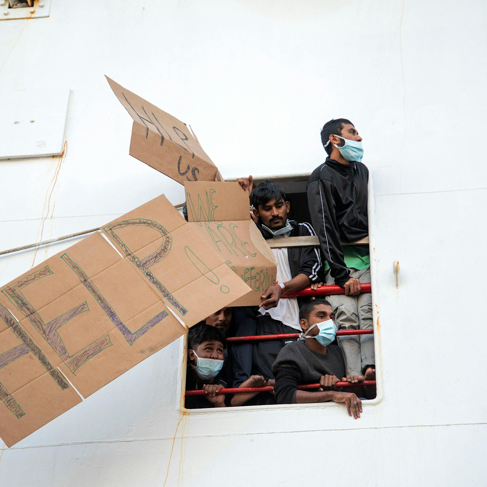Aus dem Mittelmeer geborgen, sitzen Hunderte auf Rettungsschiffen fest