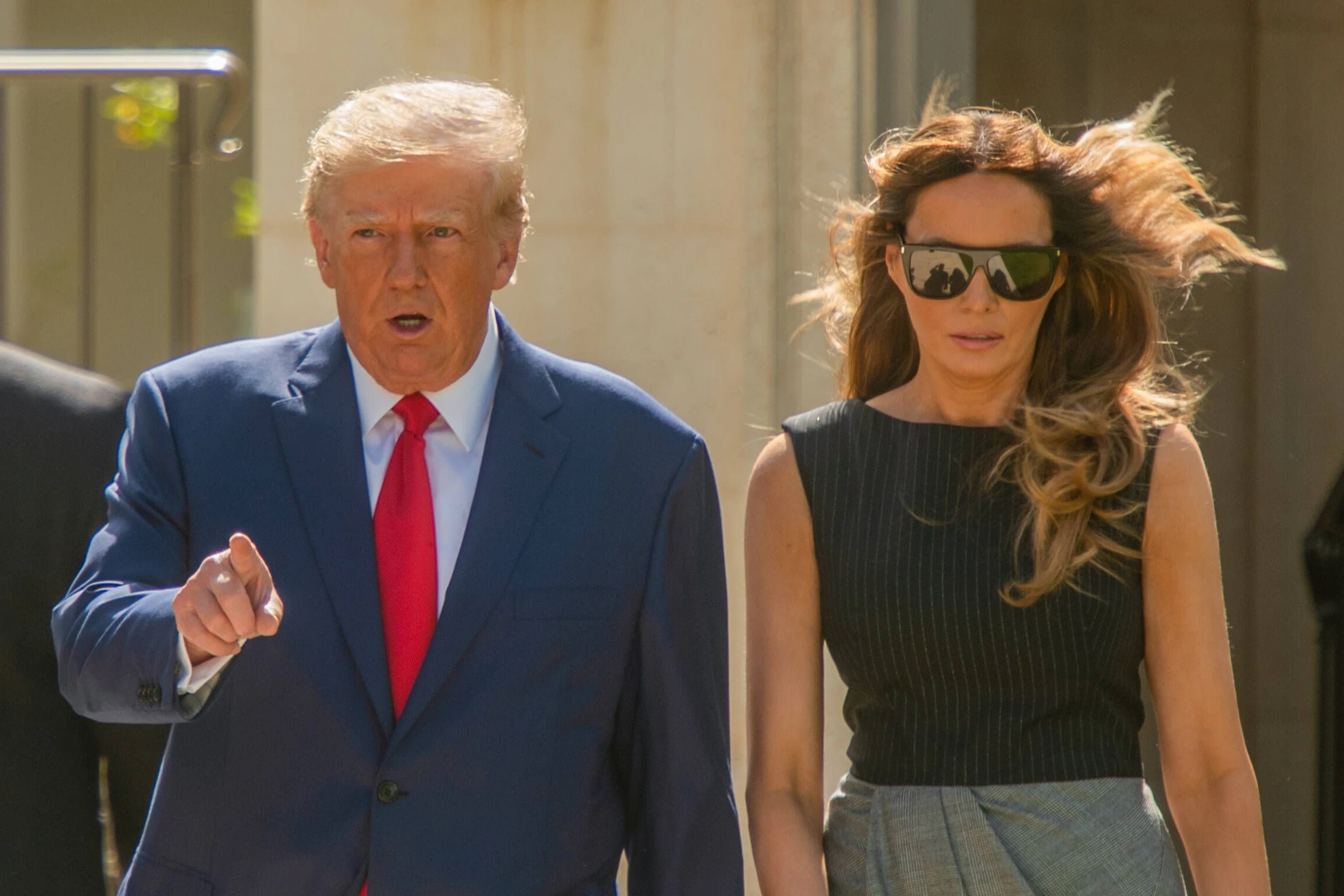 Donald Trump und Melania Trump verlassen das Wahllokal in West Palm Beach.