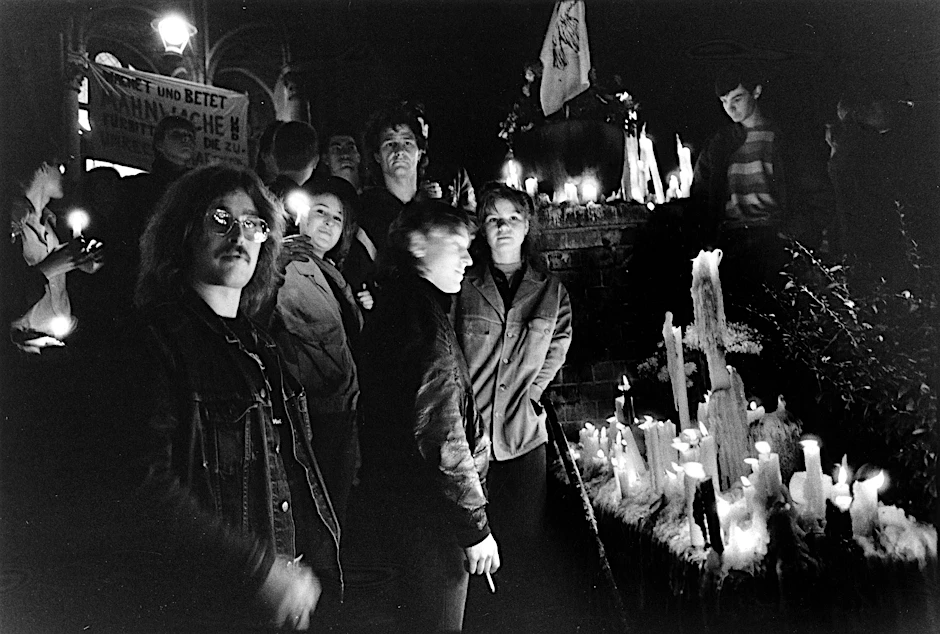 Mahnwache vor der Gethsemanekirche in Prenzlauer Berg am 9. Oktober 1989. Briefe in Ingrun Spaziers Buch gehen auf die Unsicherheit dieser Tage ein.