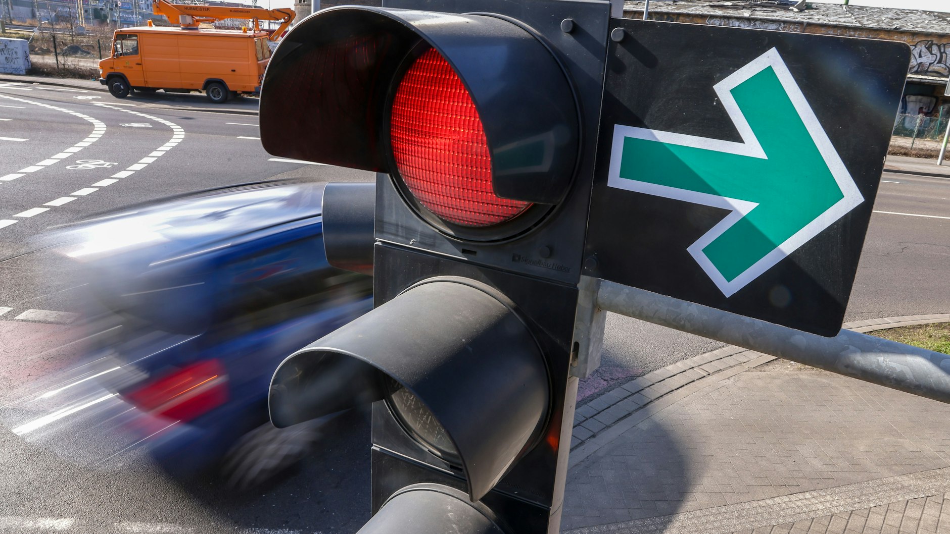 Der grüne Rechtsabbiegerpfeil muss wie ein Stoppschild behandelt werden. Heißt: Anhalten und nur, wenn die Kreuzung frei ist, weiterfahren.