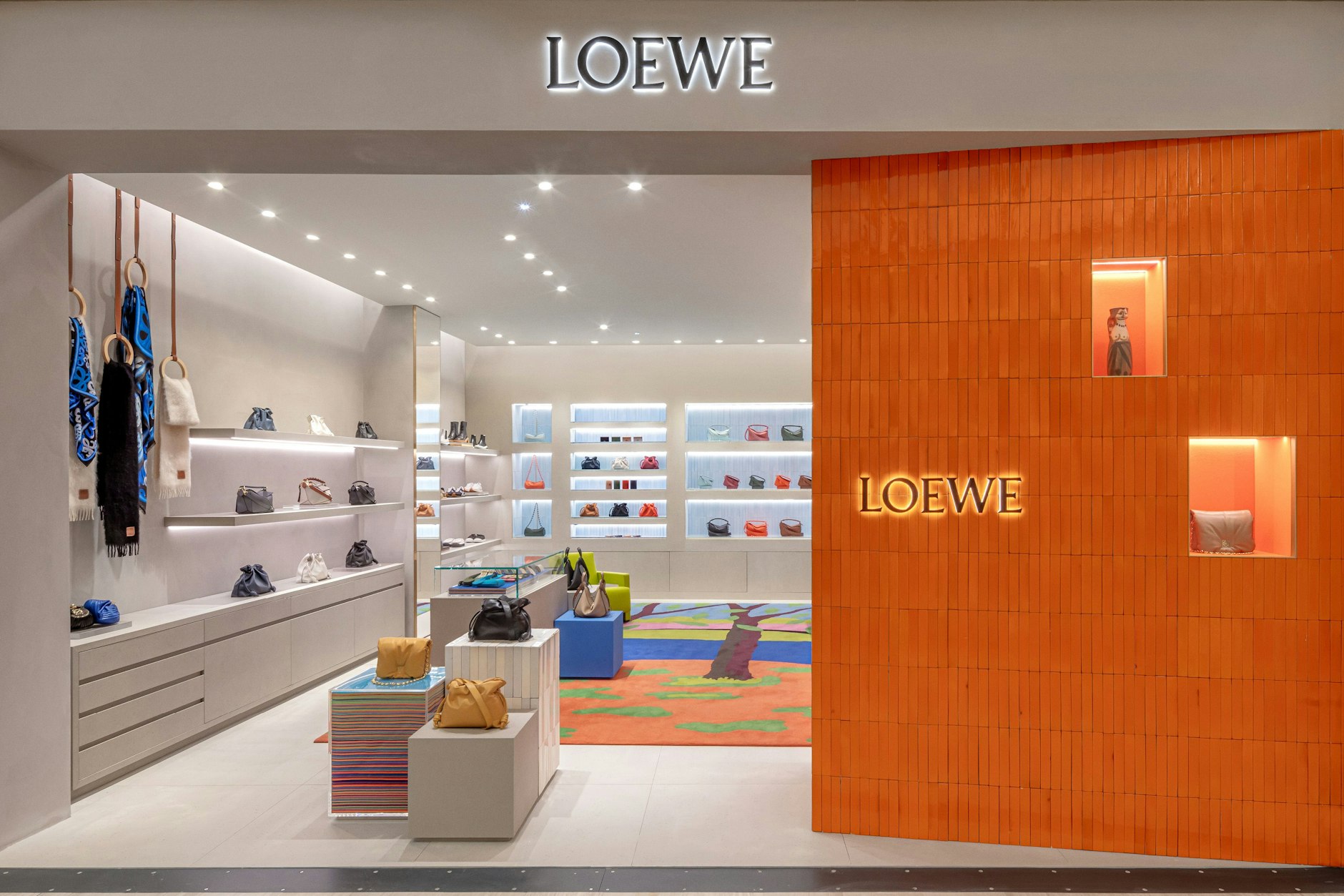 Rechts oben steht sie im Fensterchen: Picassos Frauenfigürchen „Femme“ von 1955.