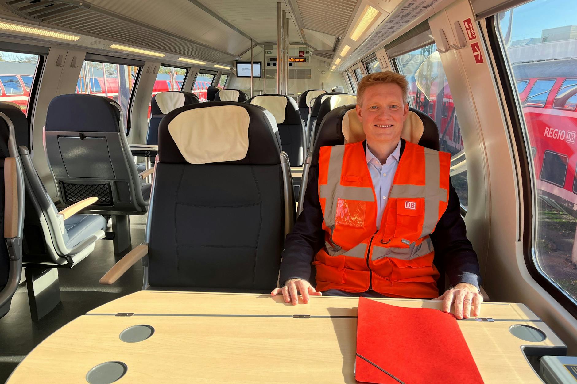 Probesitzen in der ersten Klasse eines modernisierten Doppelstockwagens: Carsten Moll, Chef von DB Regio Nordost, in Potsdam.