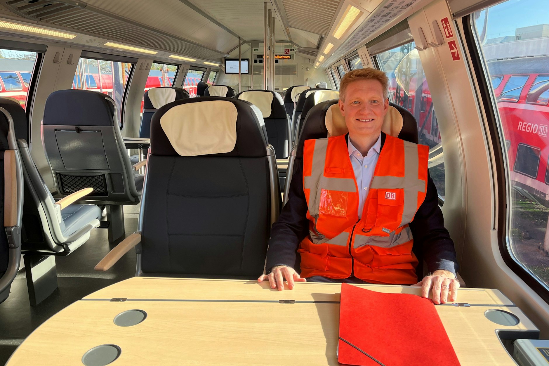 Probesitzen in der ersten Klasse eines modernisierten Doppelstockwagens: Carsten Moll, Chef von DB Regio Nordost, in Potsdam.