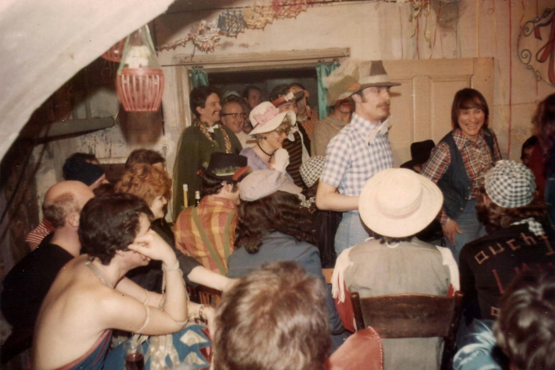 Faschingsparty der Homosexuellen Interessengemeinschaft Berlin im Gründerzeitmuseum von Charlotte von Mahlsdorf