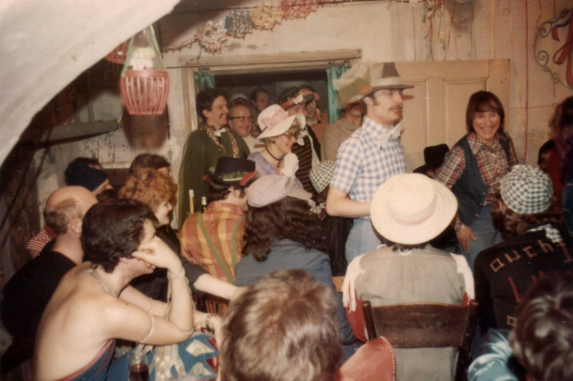 Faschingsparty der Homosexuellen Interessengemeinschaft Berlin im Gründerzeitmuseum von Charlotte von Mahlsdorf