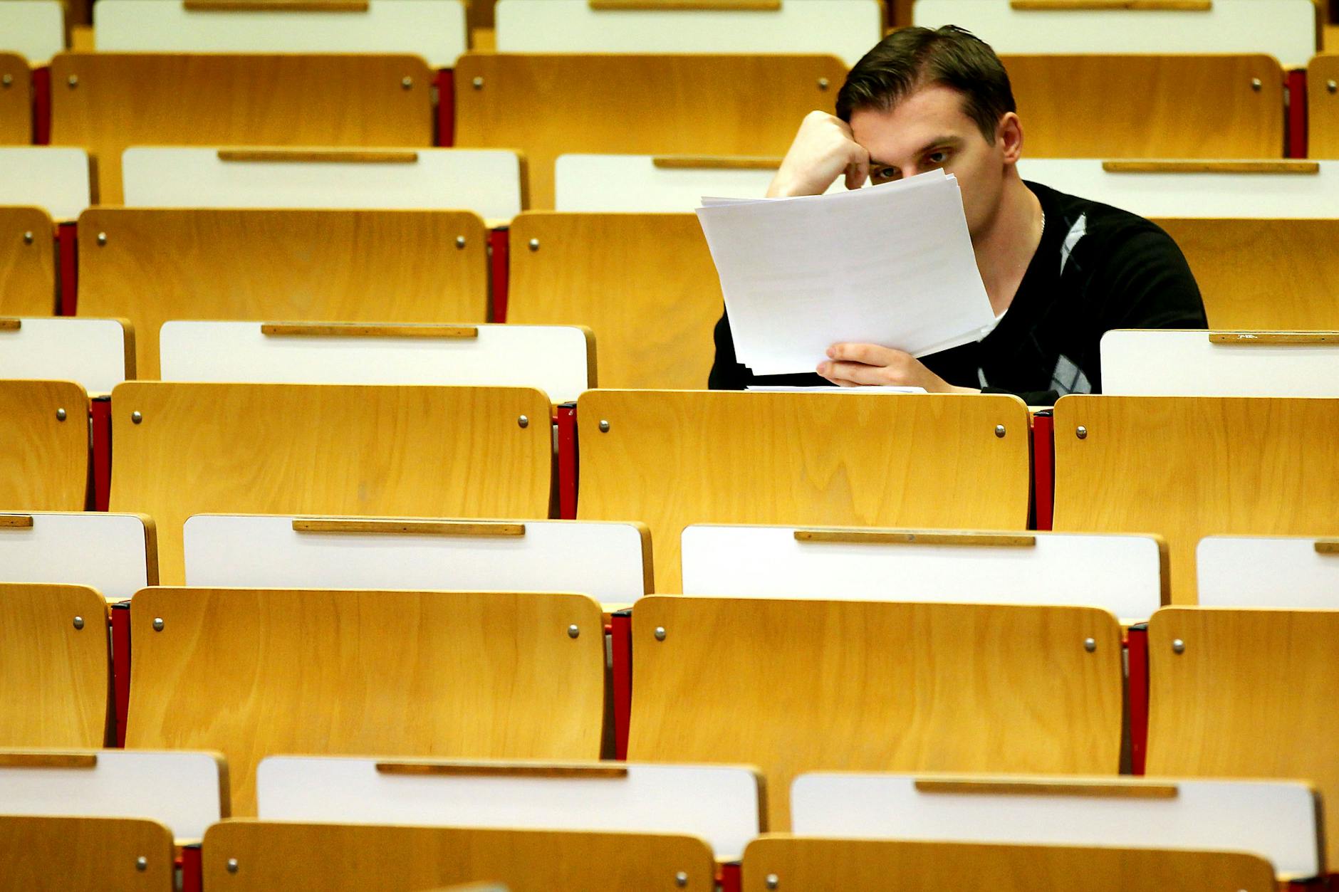 Ein Student sitzt im Hörsaal einer Universität (Symbolbild).