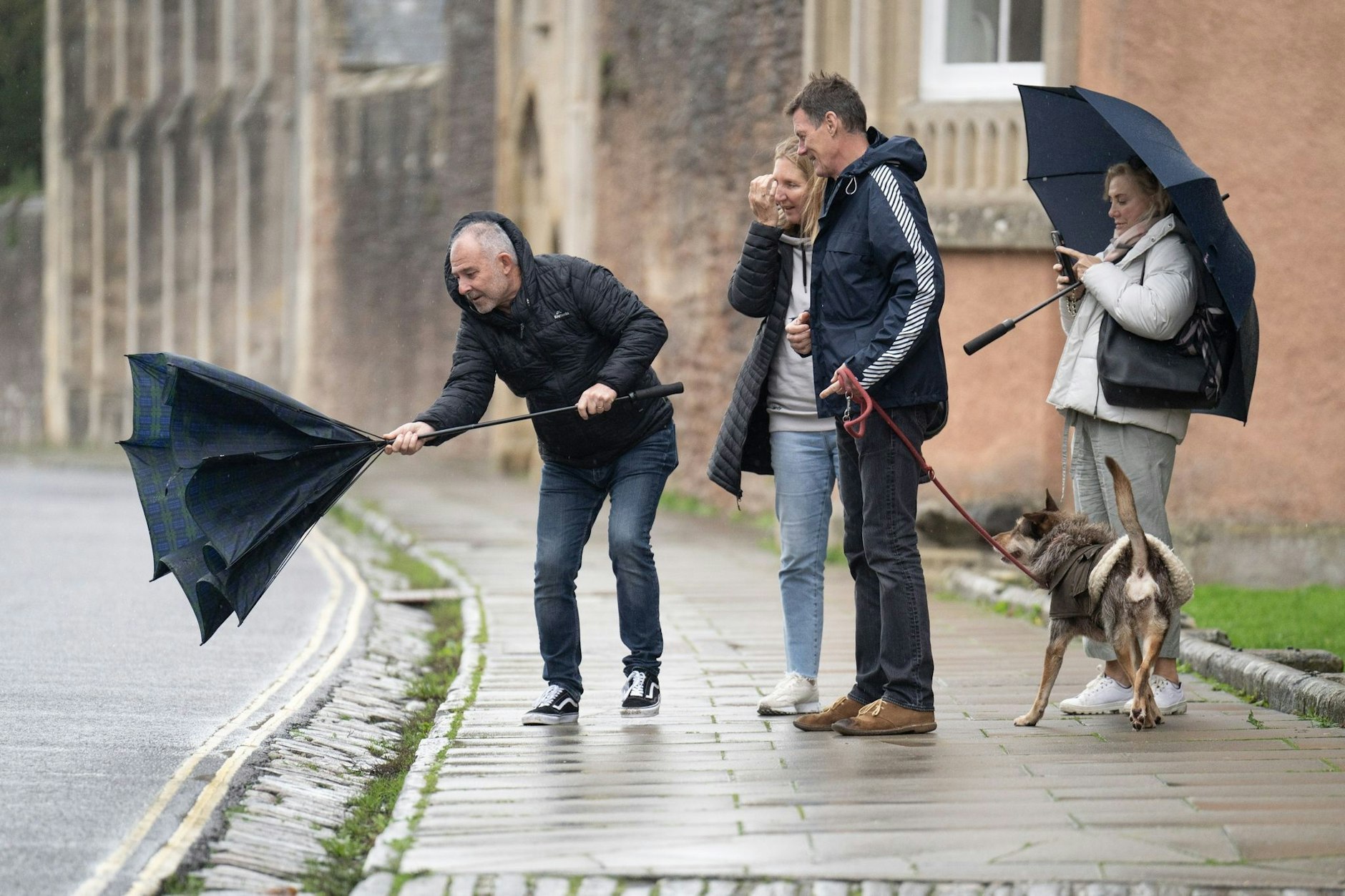Spaziergänger haben im britischen Wells mit dem stürmischen Herbstwetter zu kämpfen.  