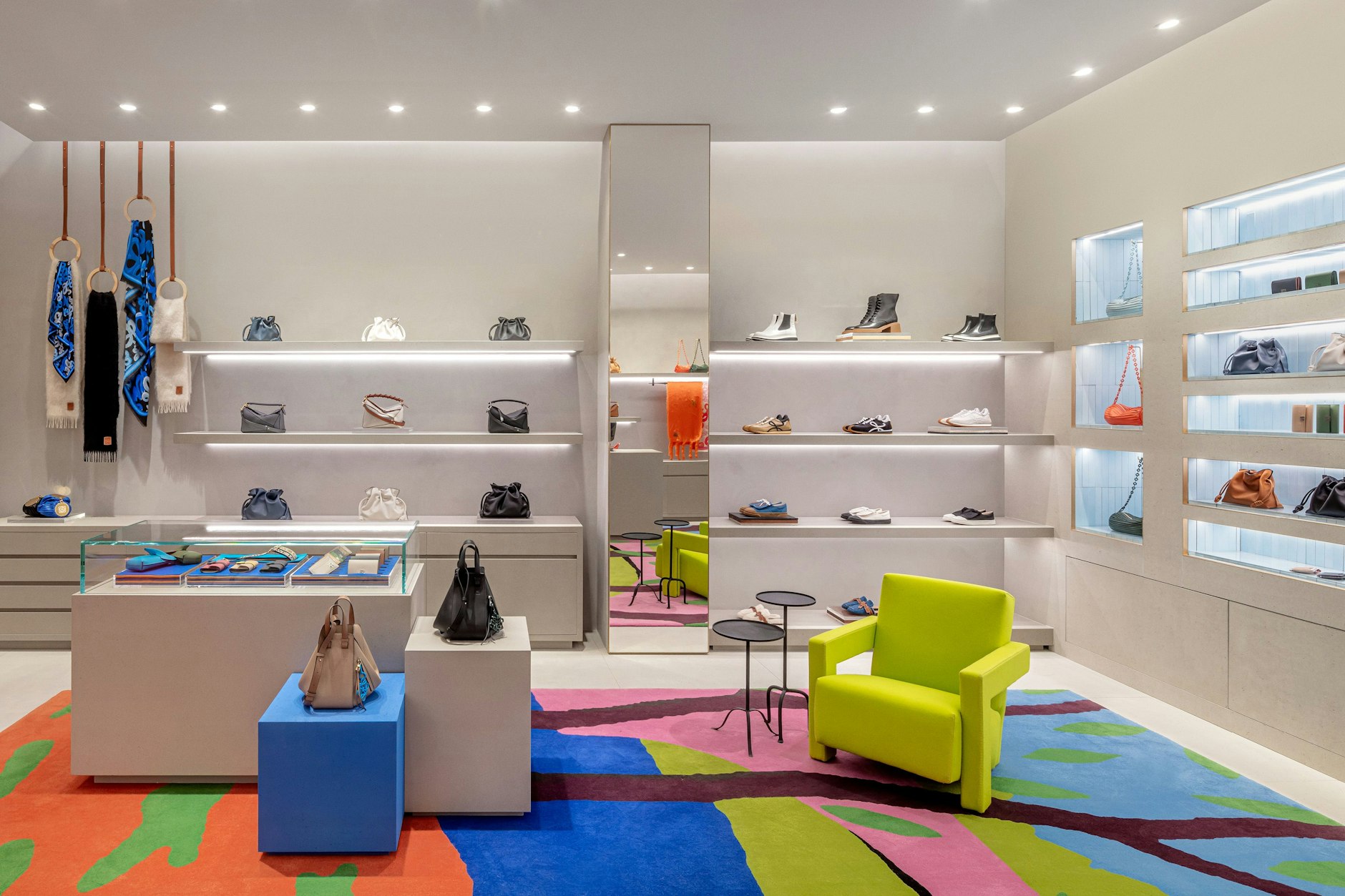 Raum für Kontraste: vor grauen Betonwänden steht Gerrit Thomas Rietvelds „Utrecht“-Sessel in Chartreuse.