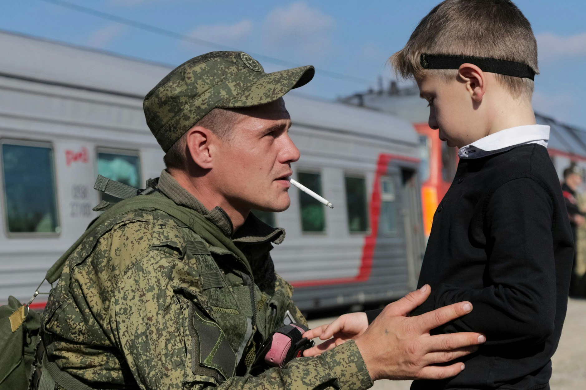Bahnhof Wolgograd 2022: Ein russischer Rekrut spricht mit seinem Sohn, bevor er einen Zug steigt, um auf Befehl Wladimir Putins in den Krieg gegen die Ukraine zu ziehen.